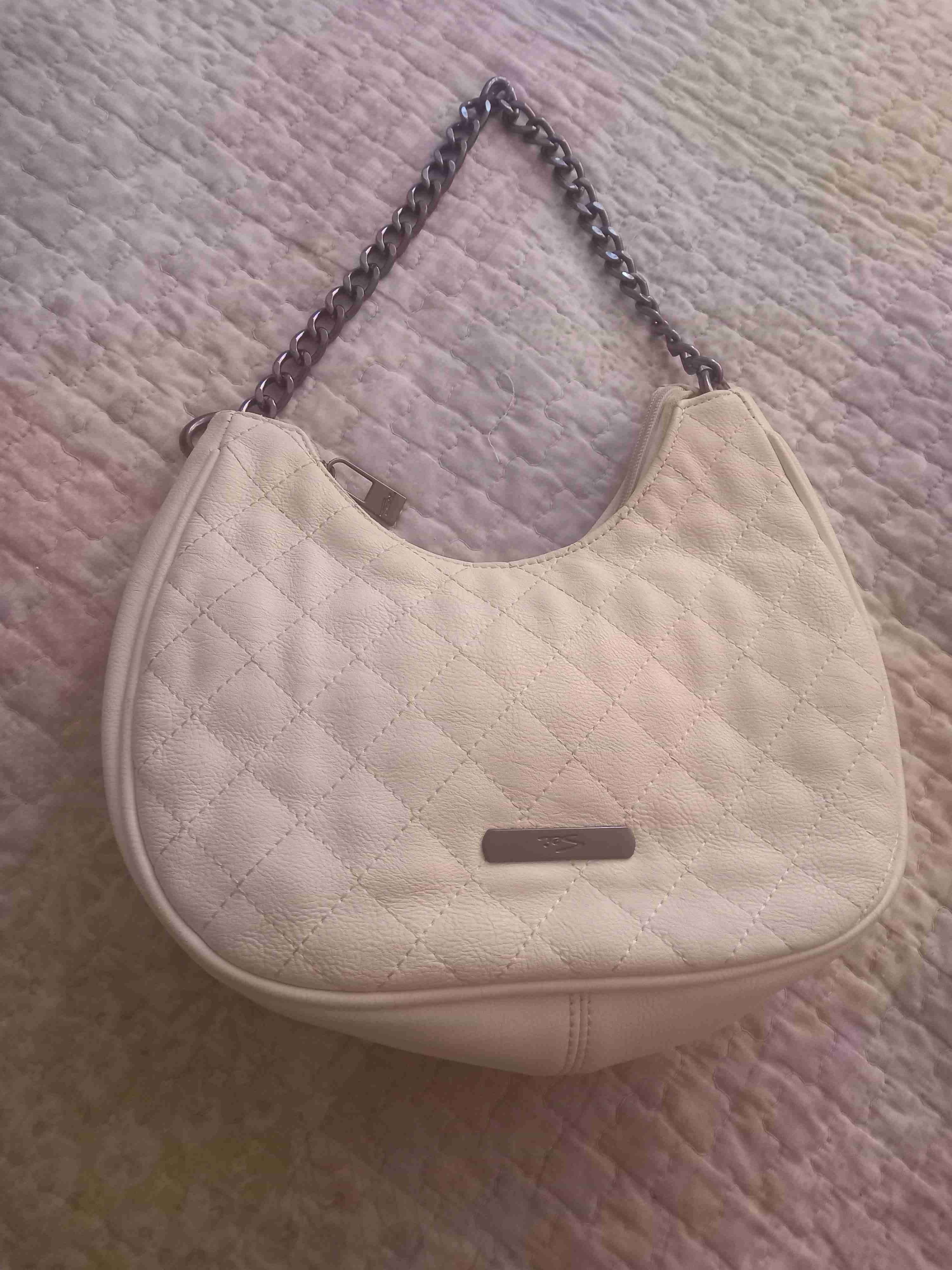 Cartera beige con cadena