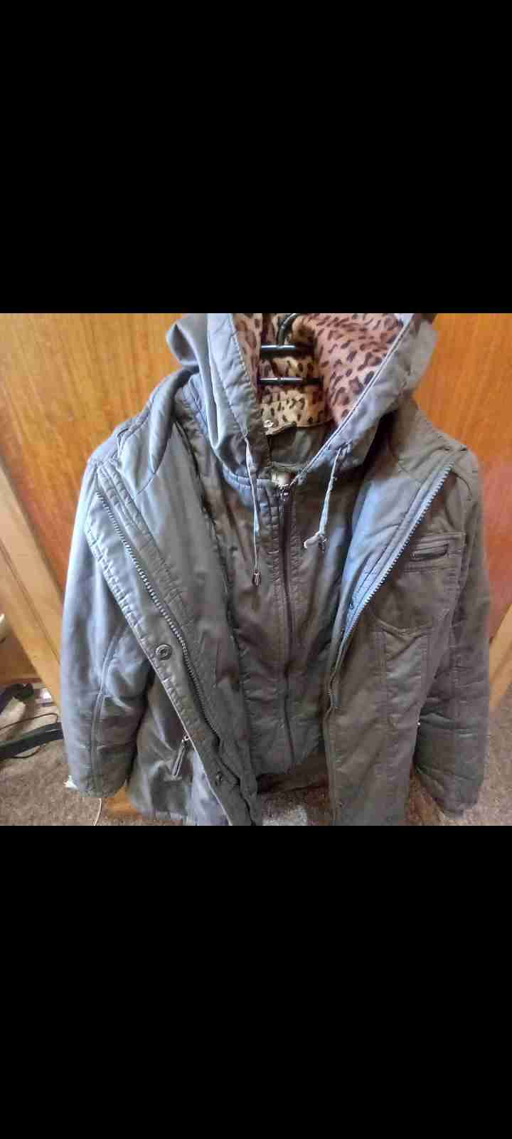 Chaqueta verde con capucha