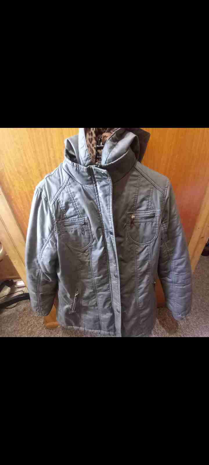 Chaqueta verde con capucha - miniatura 2