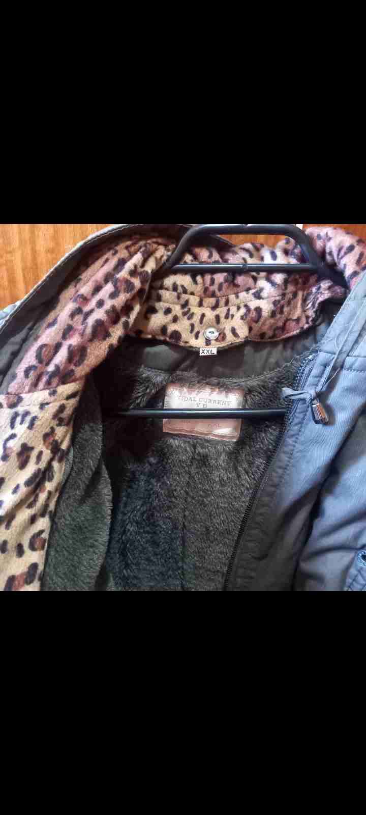 Chaqueta verde con capucha - miniatura 4