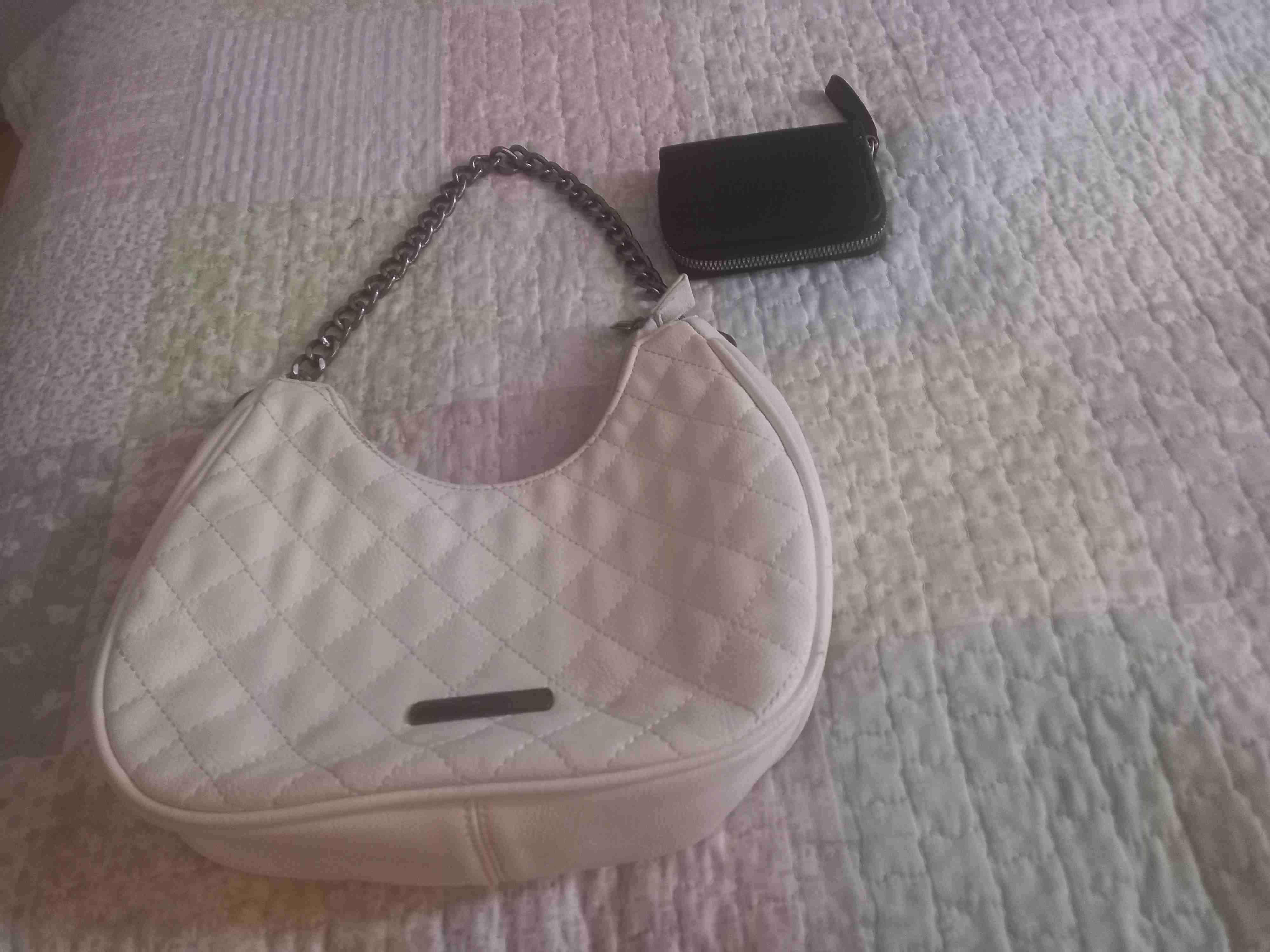 Cartera beige con cadena - miniatura 2