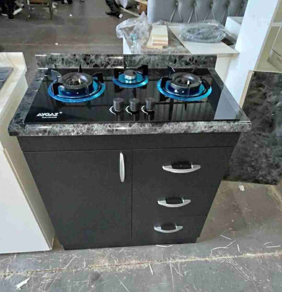 Cocina a gas negra con horno