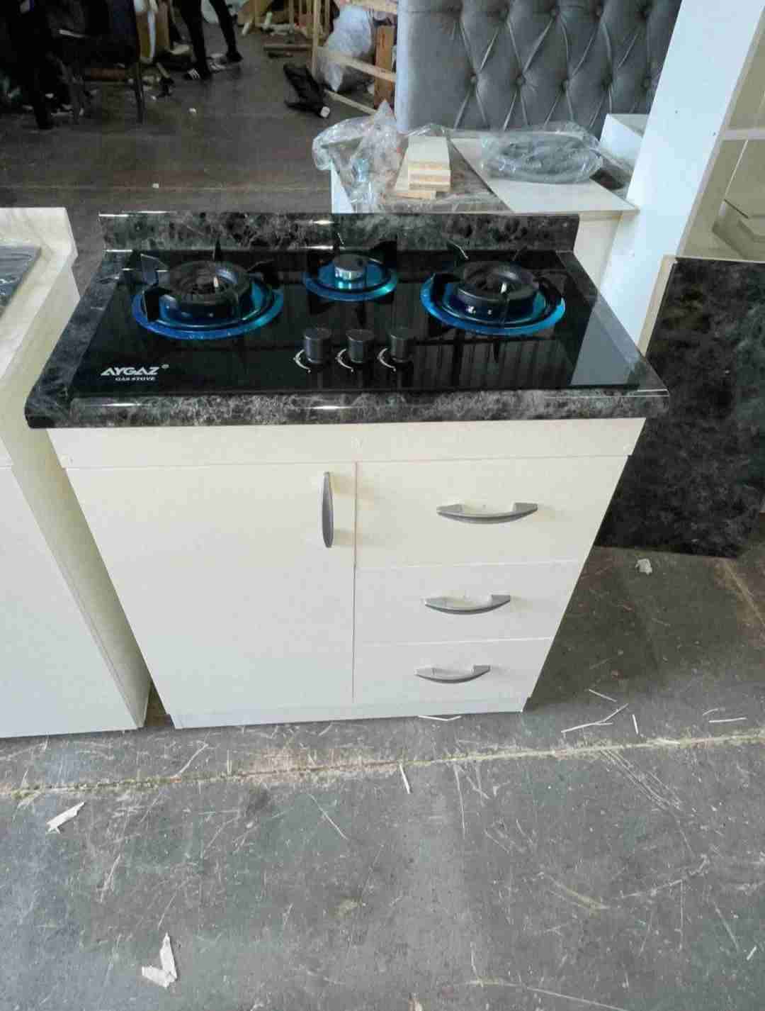 Cocina a gas negra con horno - miniatura 2