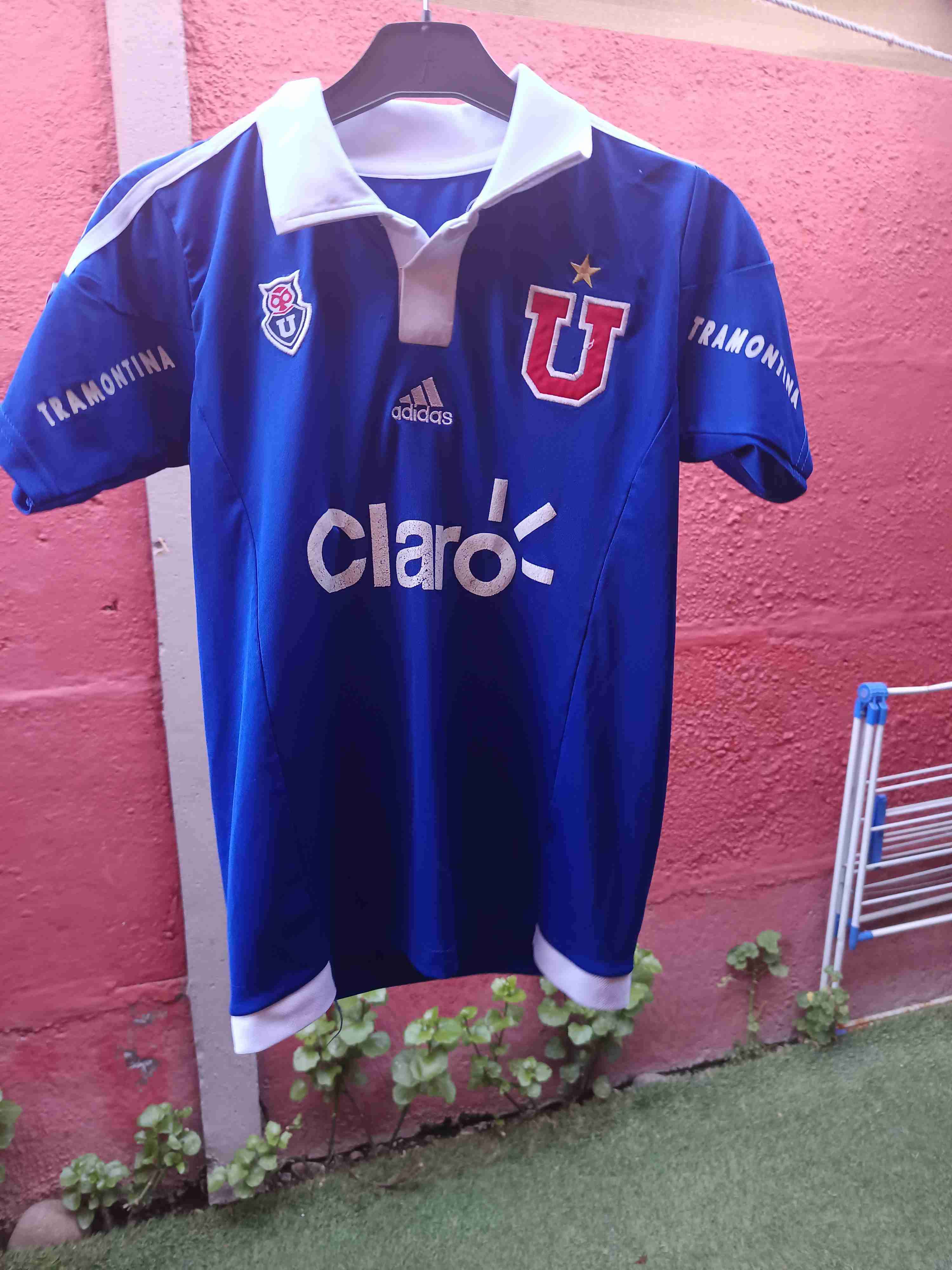 Camiseta azul con logos
