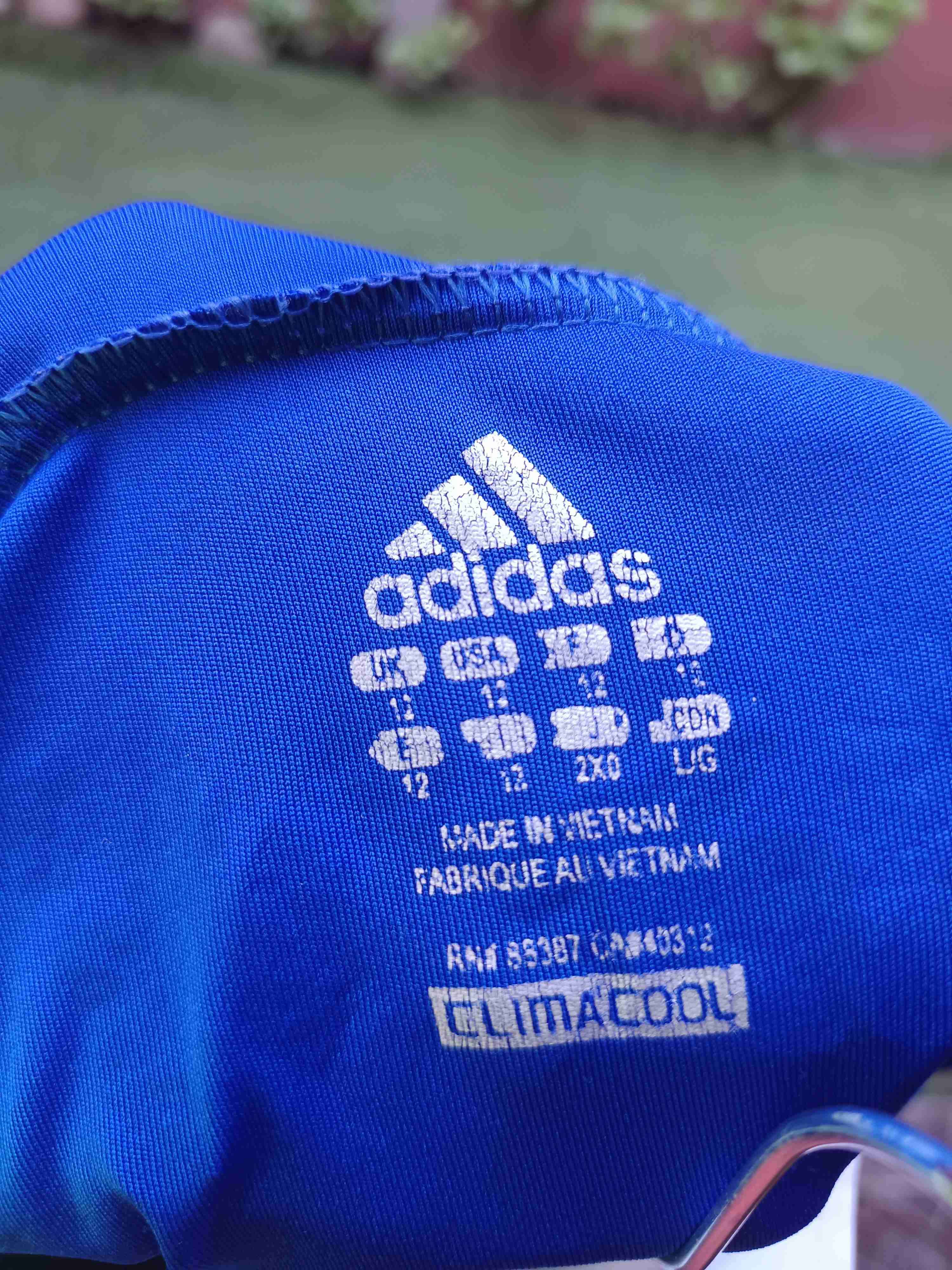 Camiseta azul con logos - miniatura 3