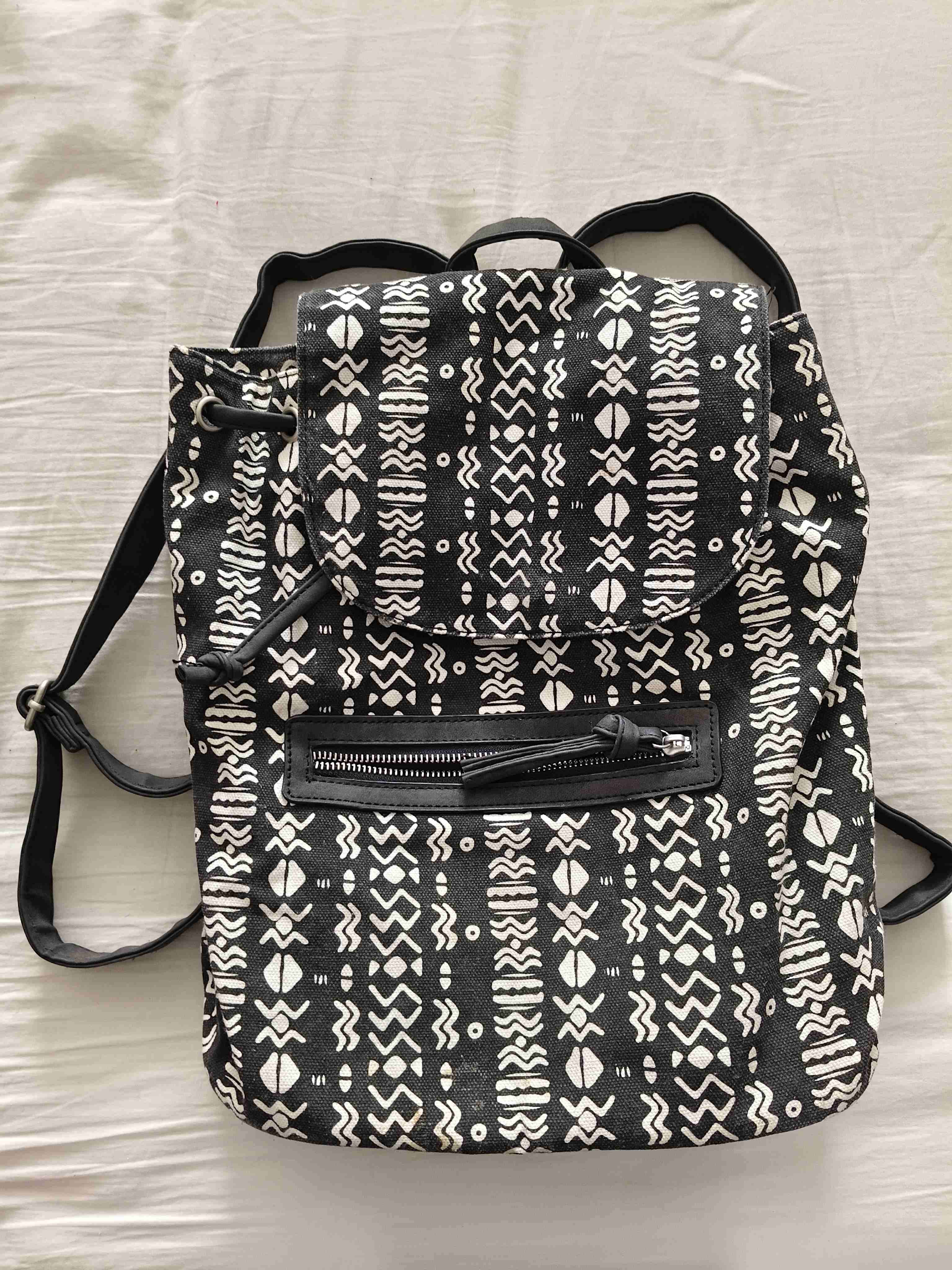 Mochila estampado tribal negra