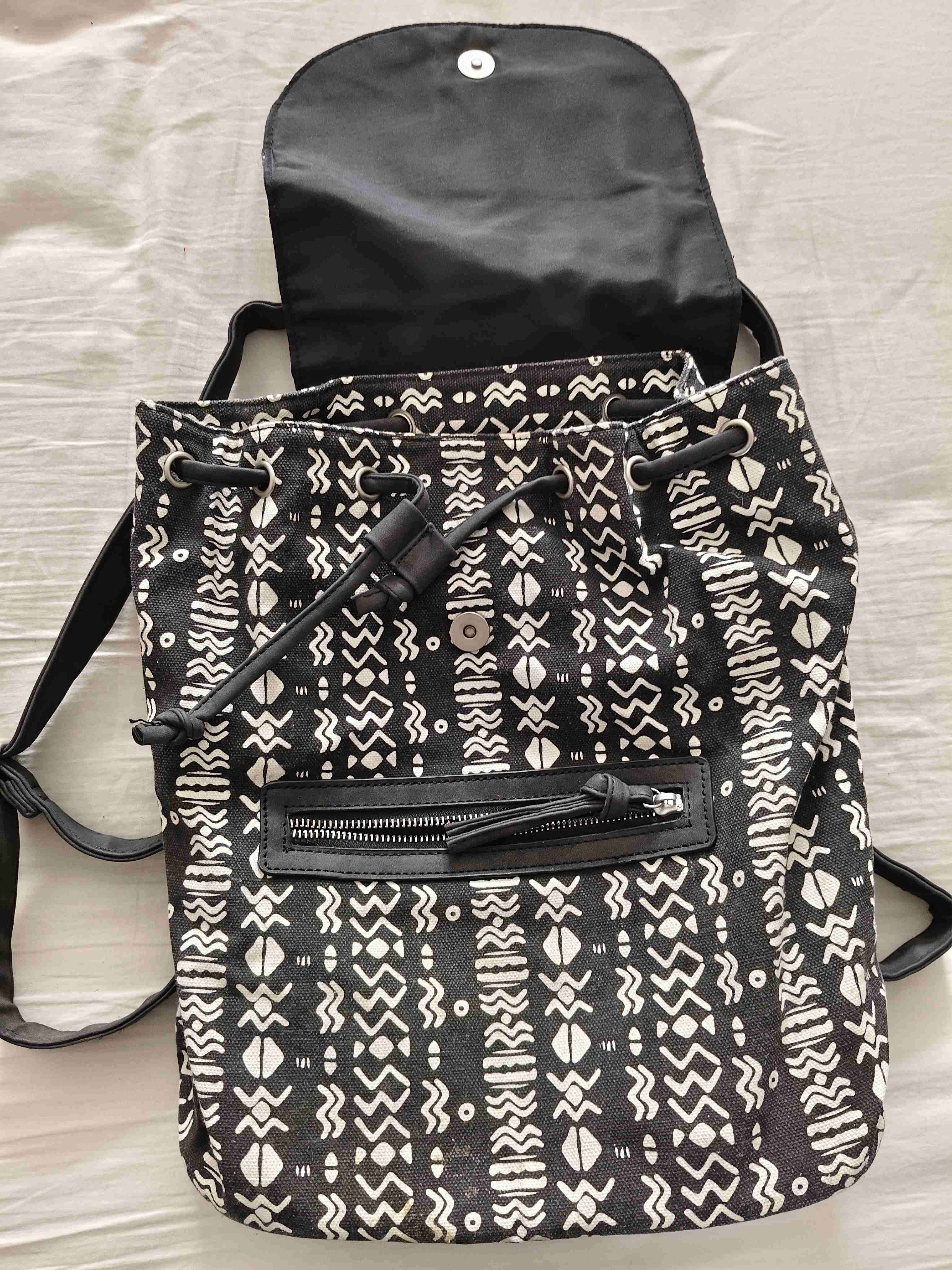 Mochila estampado tribal negra - miniatura 2