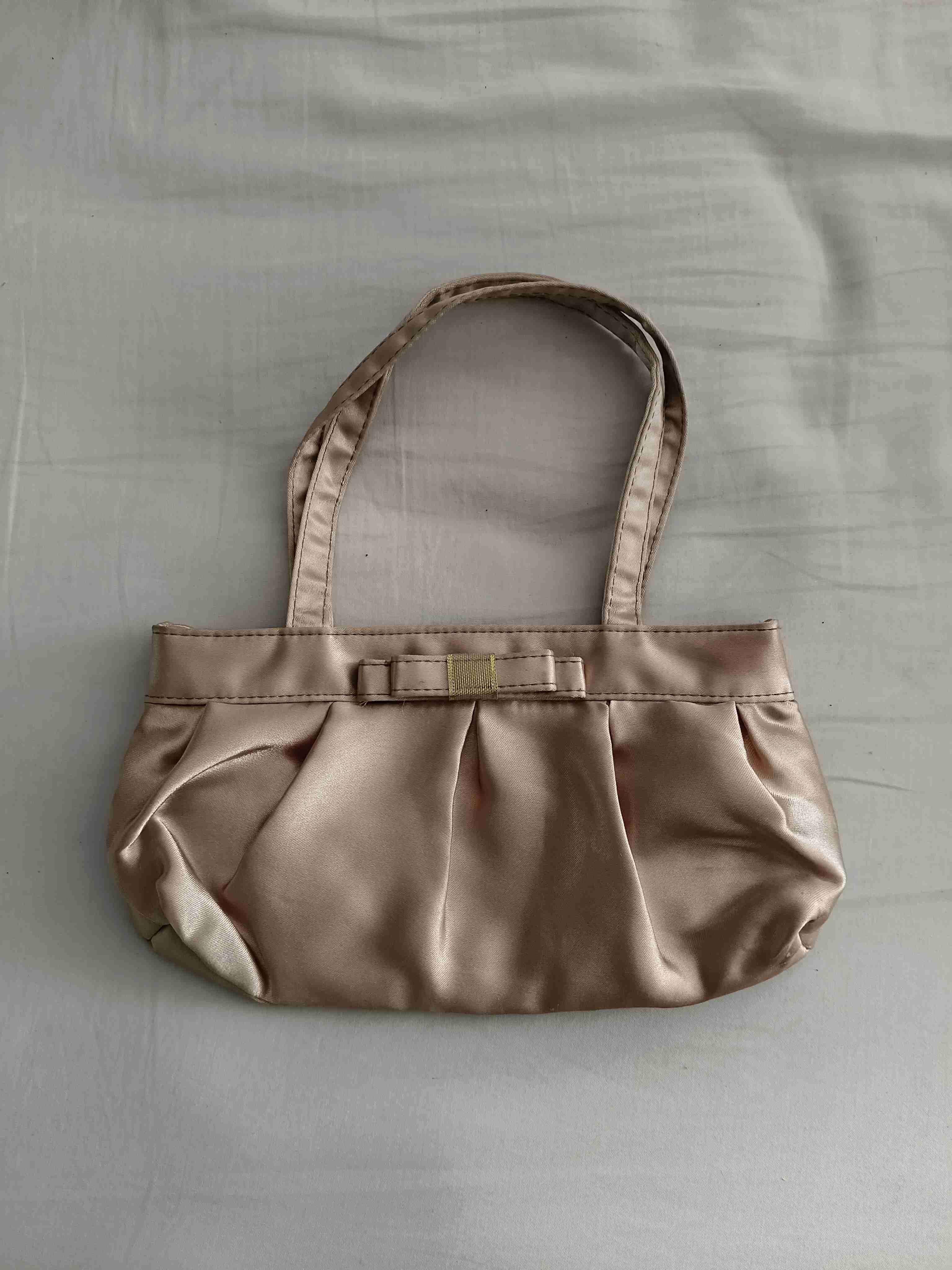 Cartera de mano satinada beige