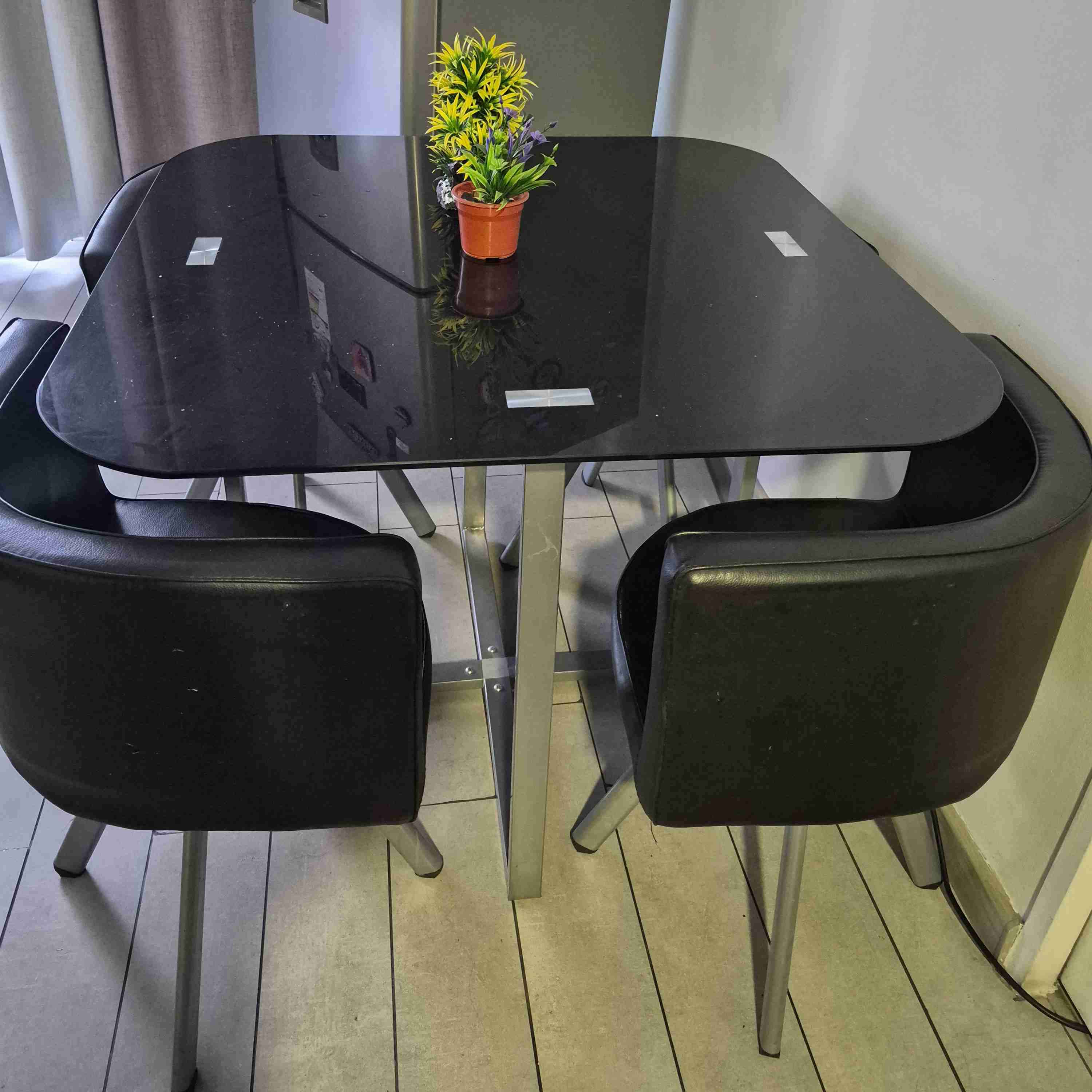 Mesa de vidrio con sillas