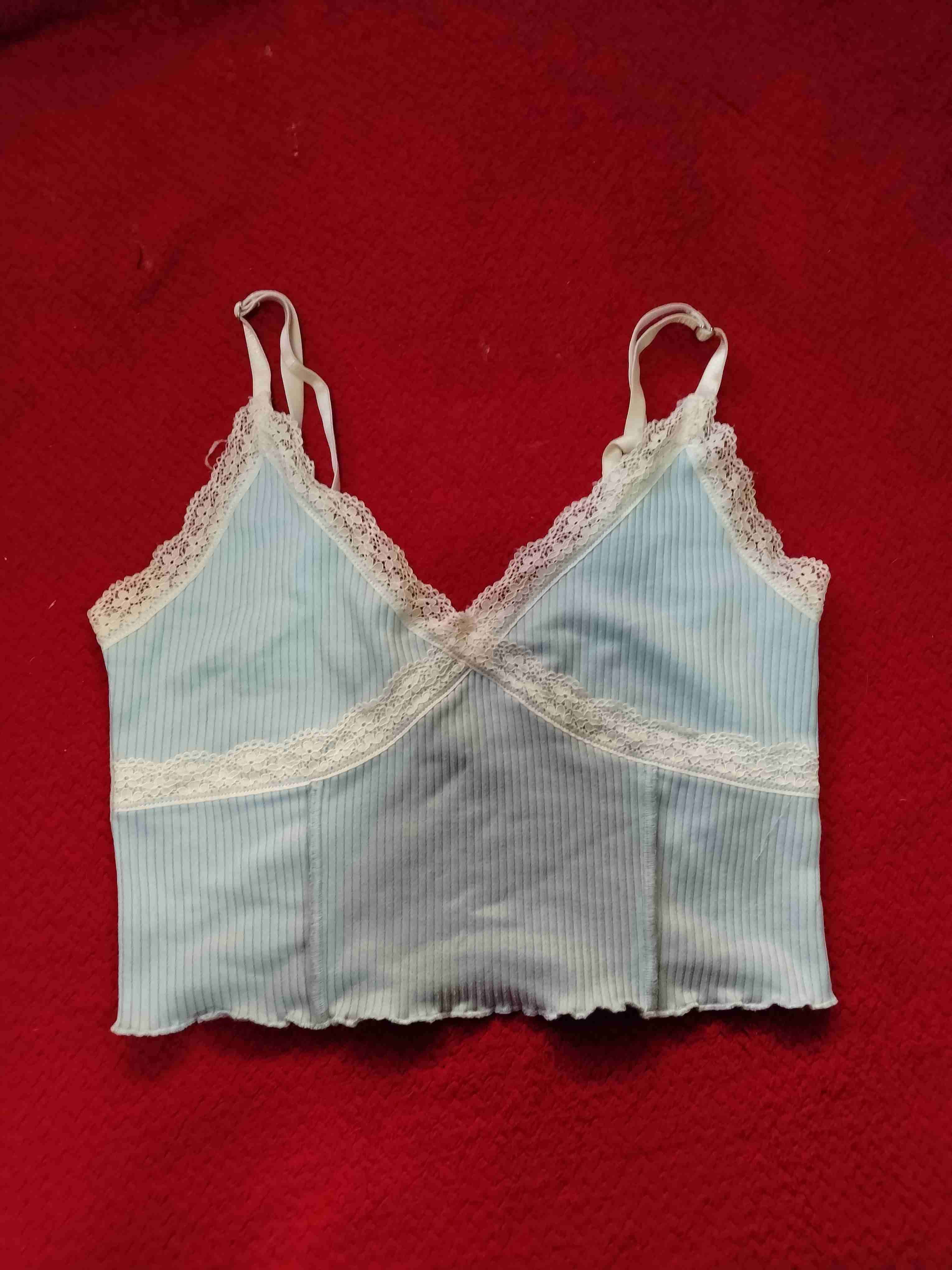 Crop top celeste con encaje