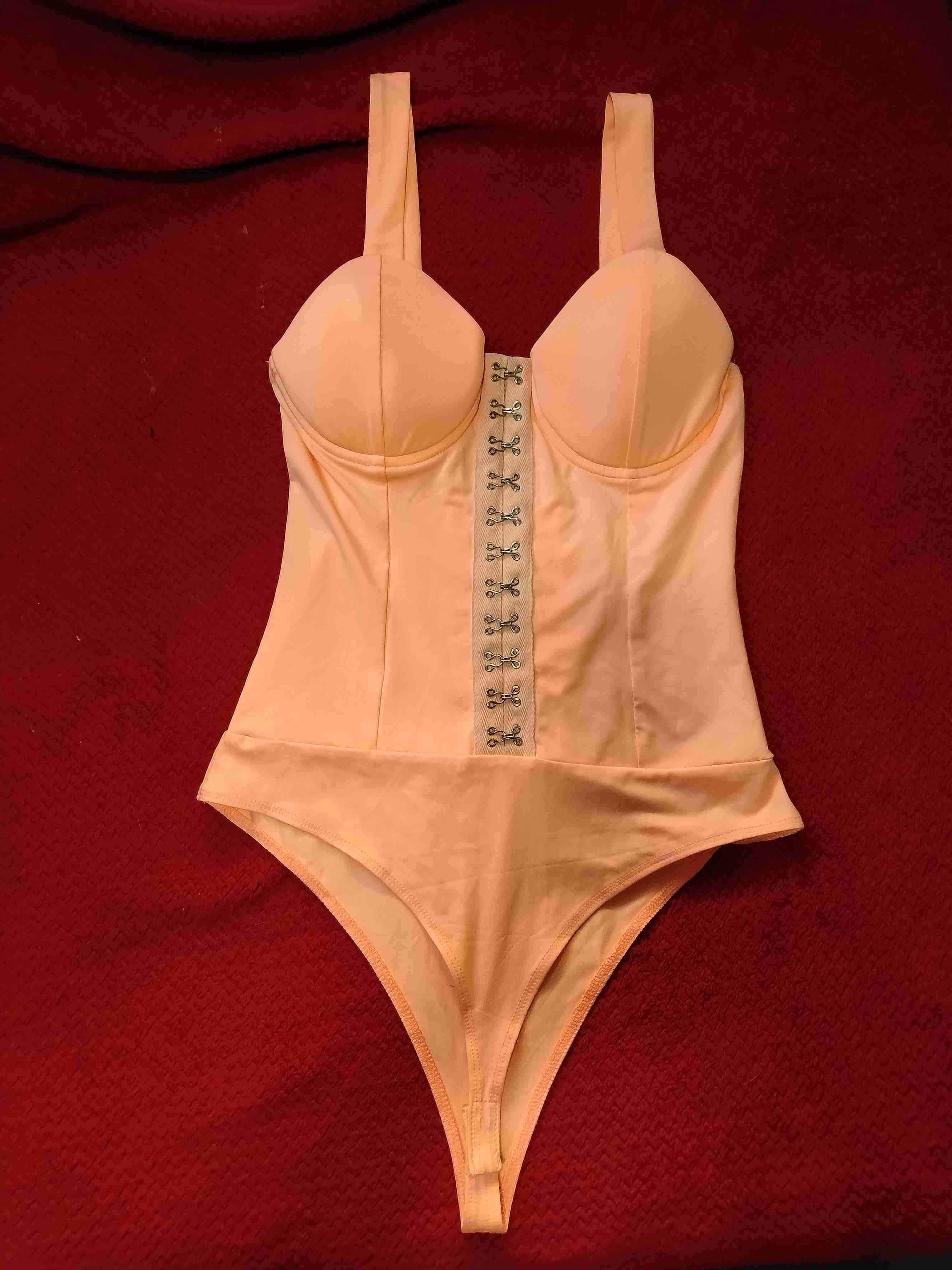 Body color rosado/durazno con broches