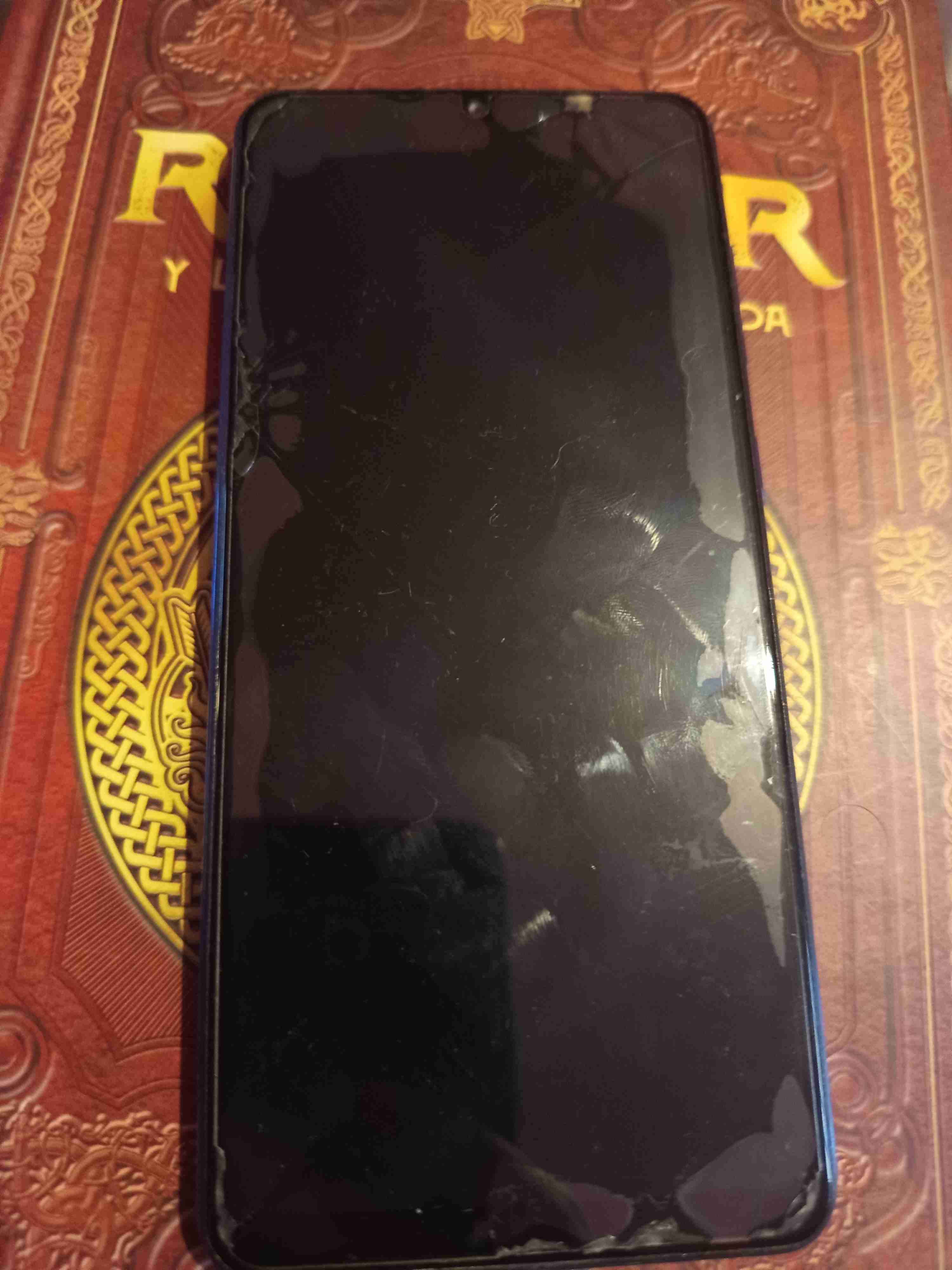 Teléfono Samsung galaxy A31 con carcasa