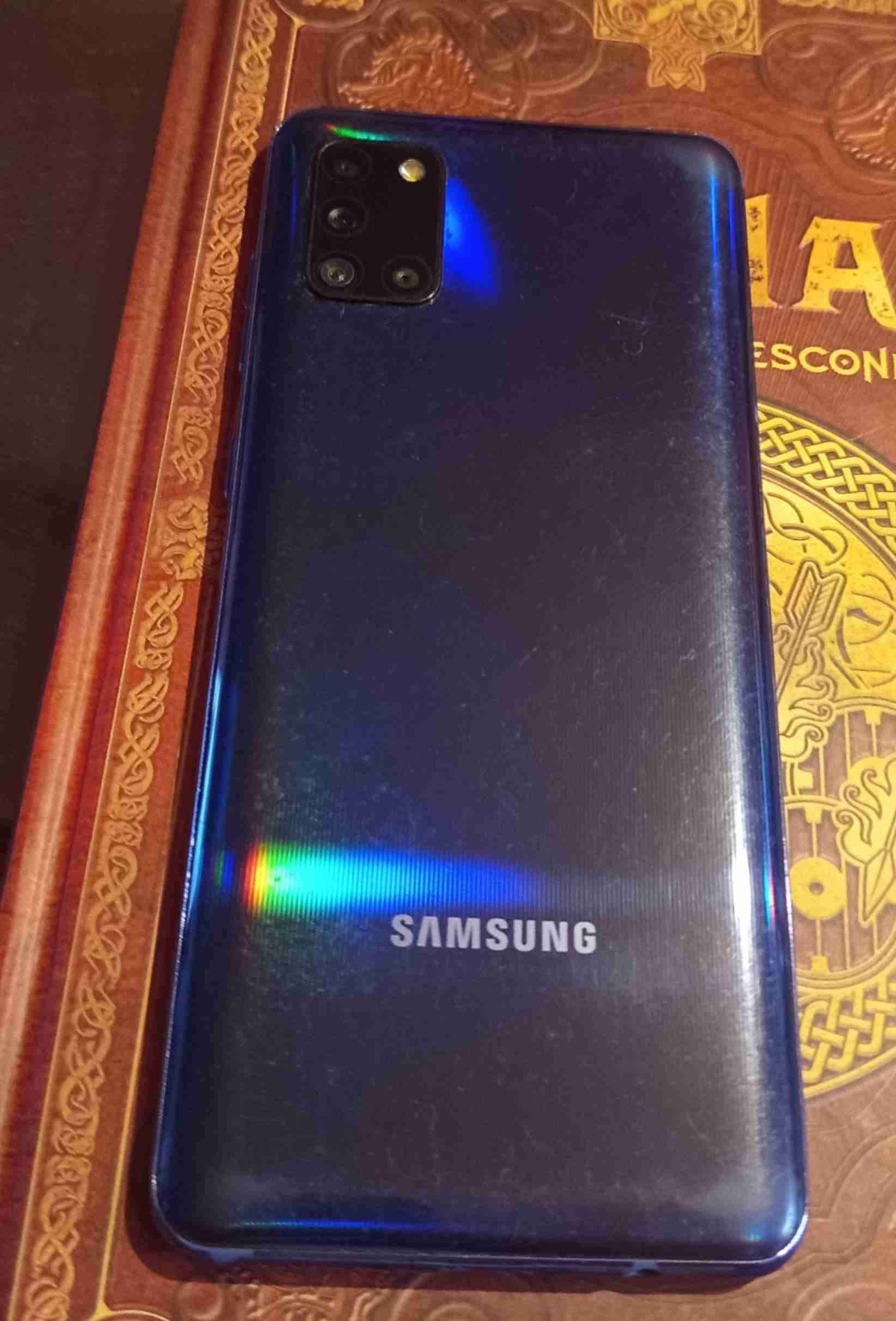 Teléfono Samsung galaxy A31 con carcasa - 2