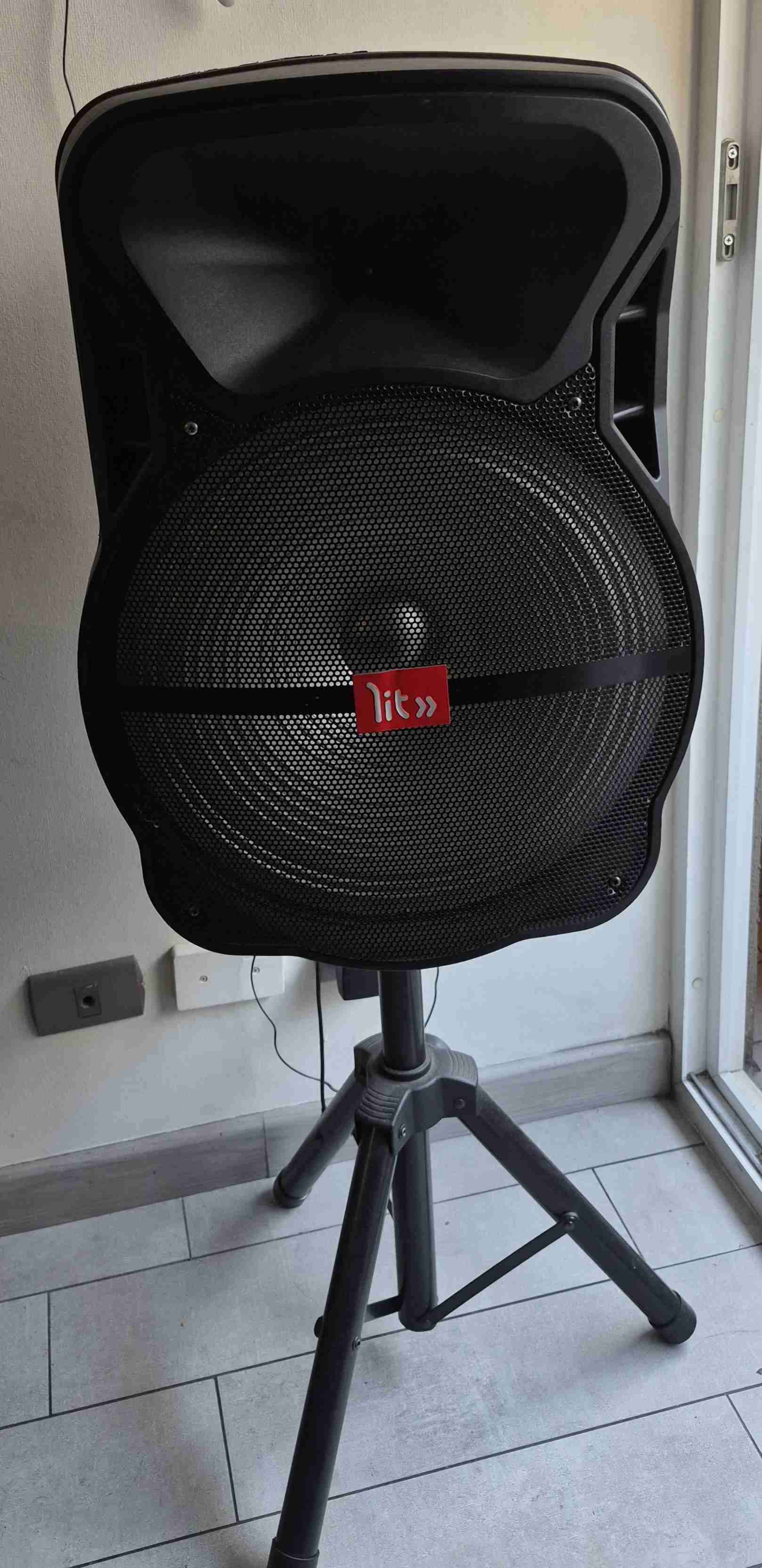 Parlante con trípode negro