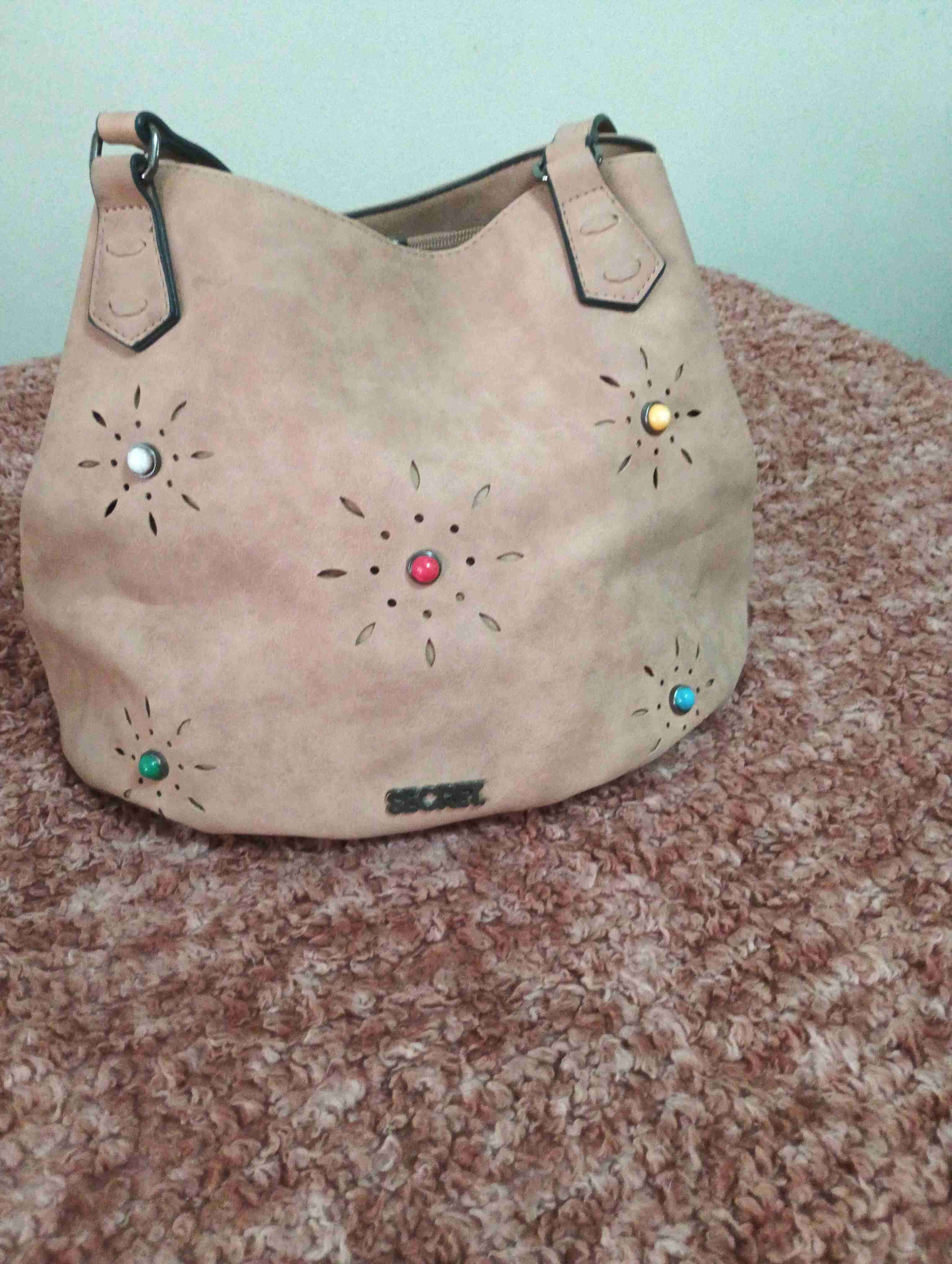 Cartera beige con detalles brillantes