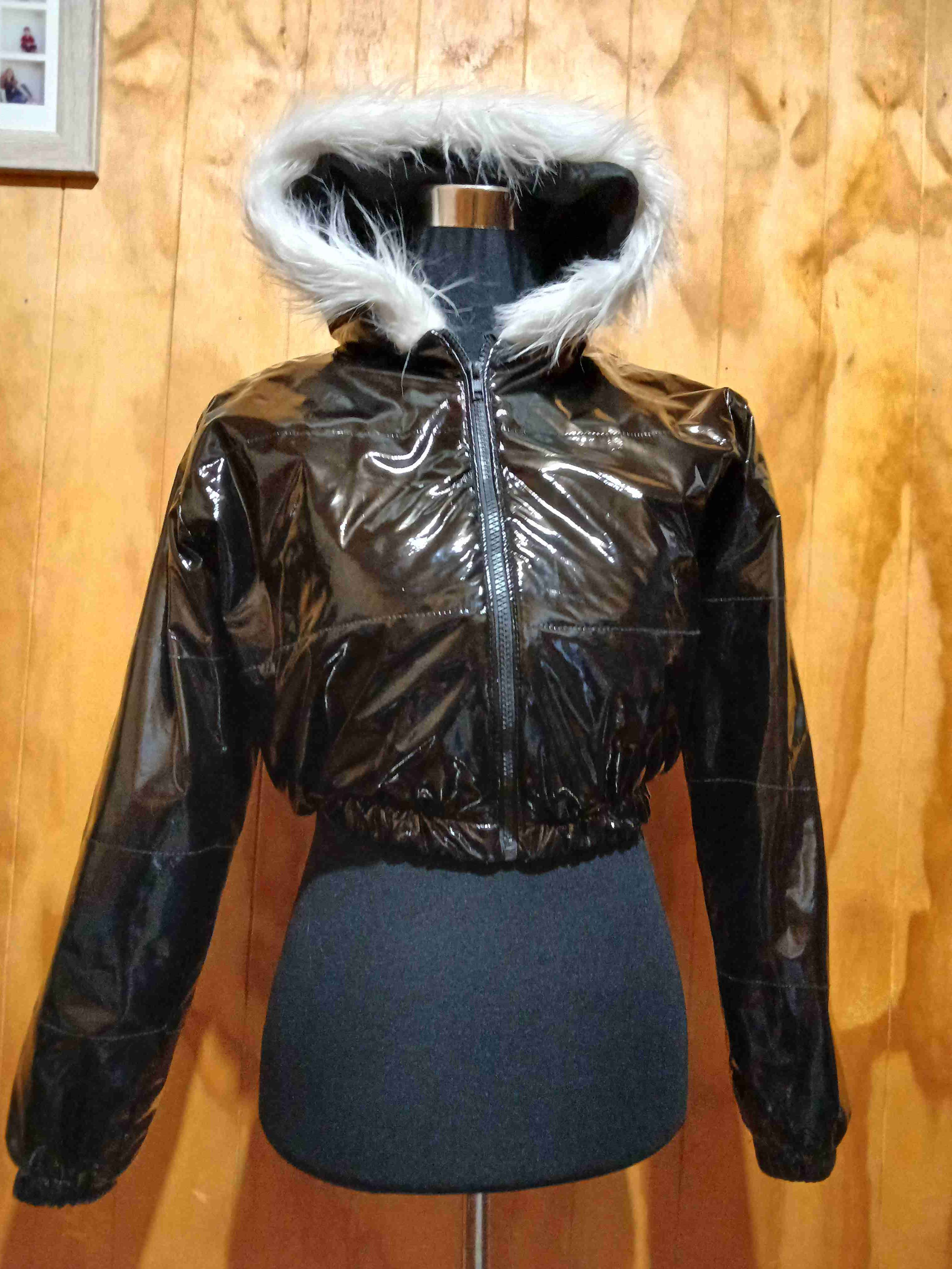 Chaqueta negra con capucha peluda