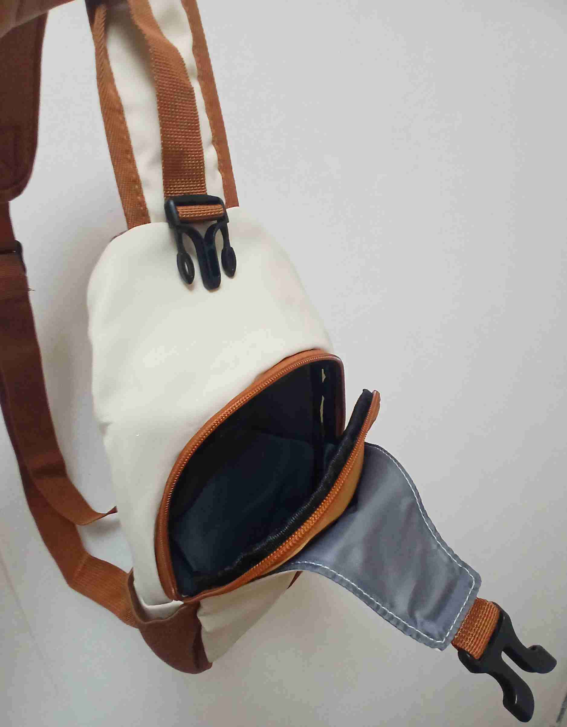 Banano riñonera beige con detalles café - miniatura 4