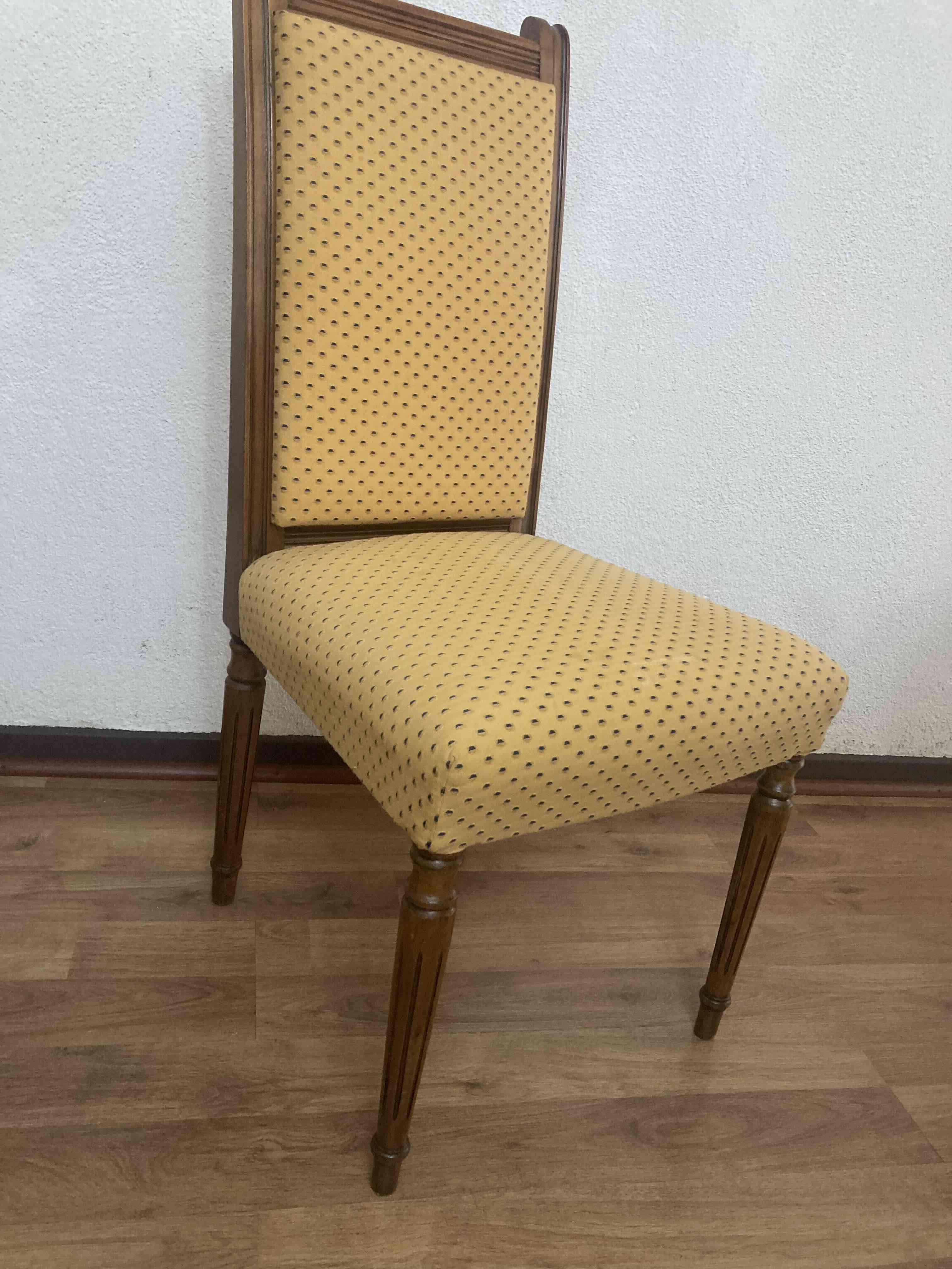 Silla de madera tapizada amarilla