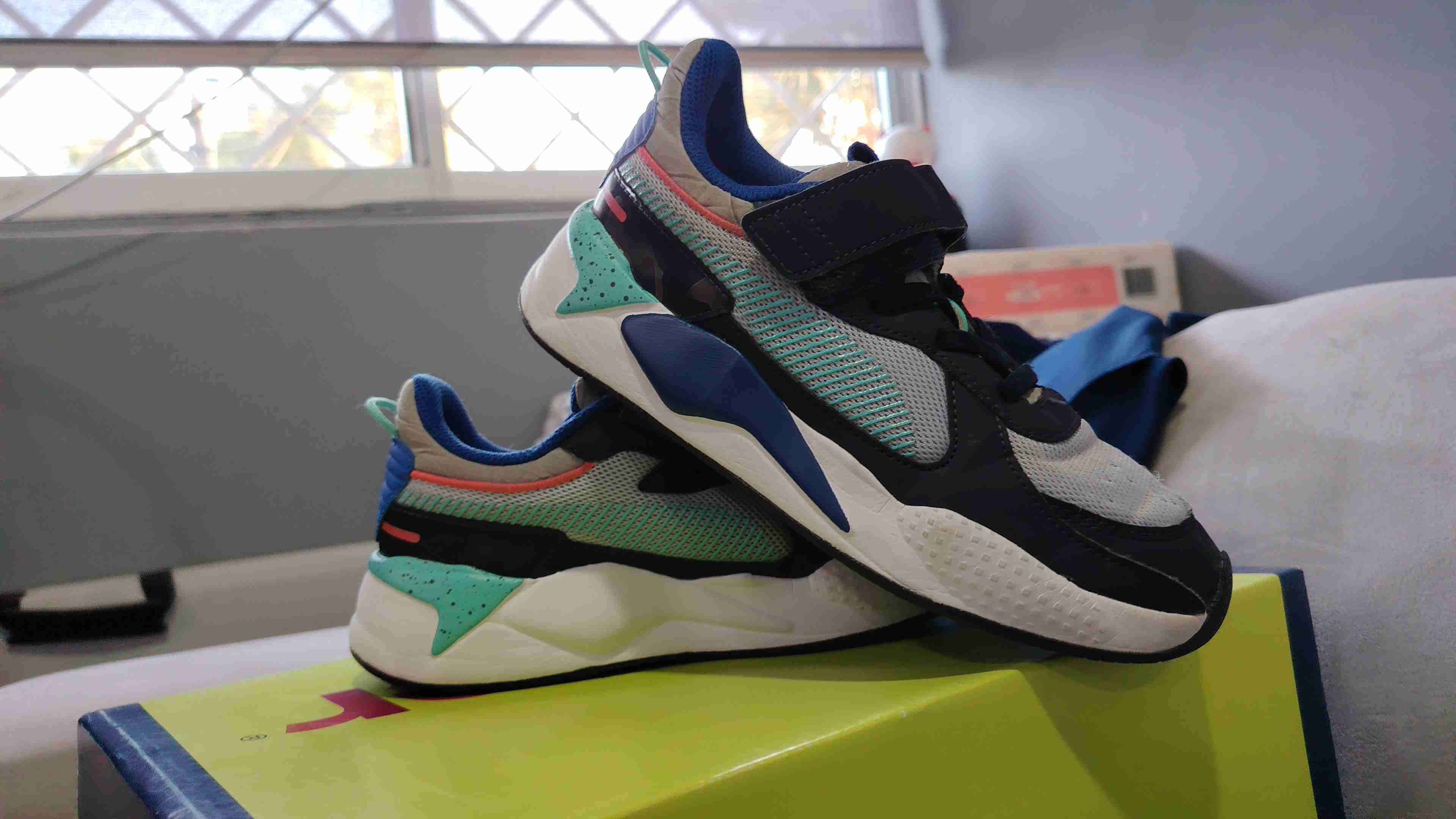 Zapatillas deportivas negras y rosas - miniatura 3