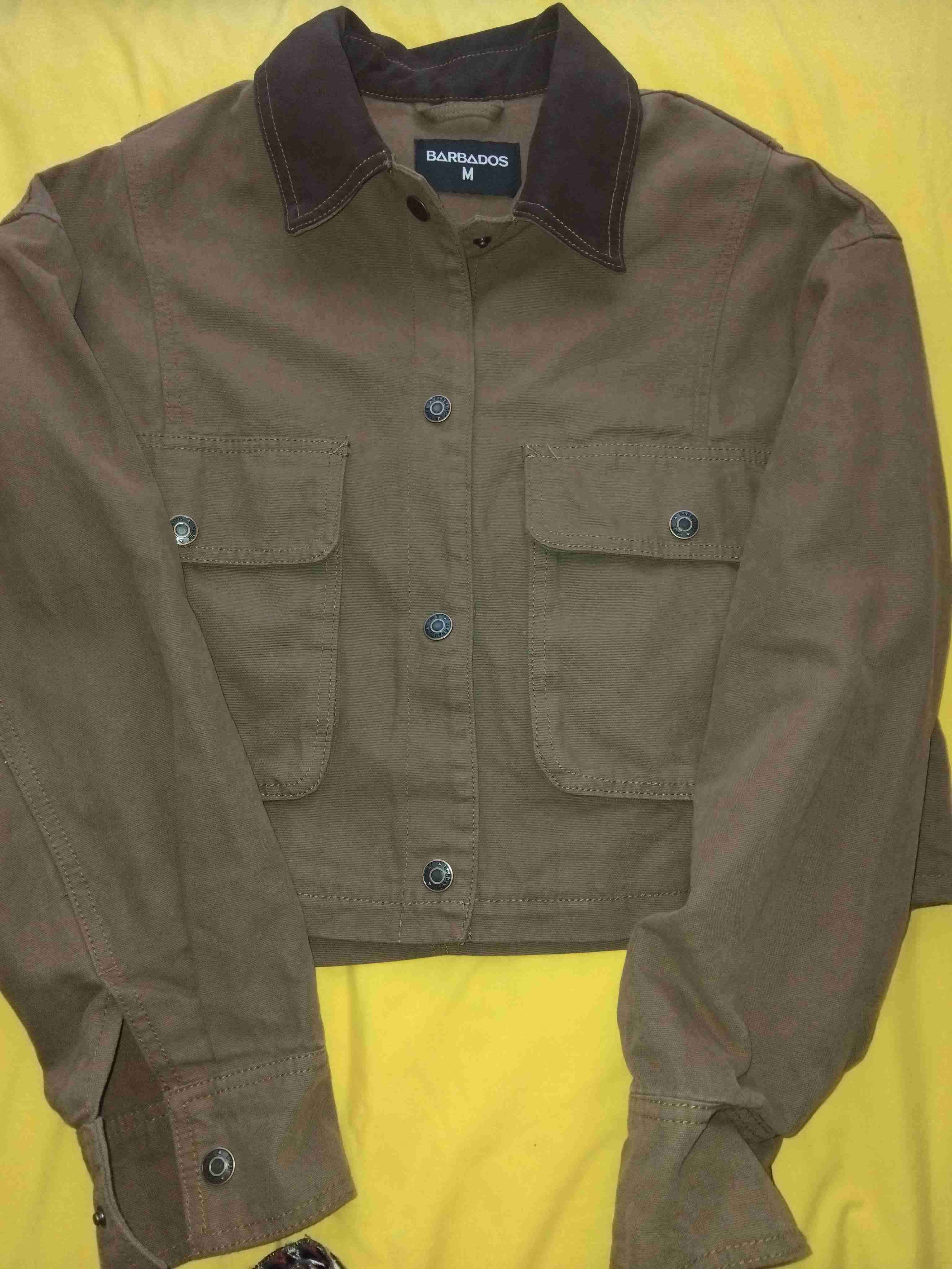 Chaqueta caqui con cuello contrastante