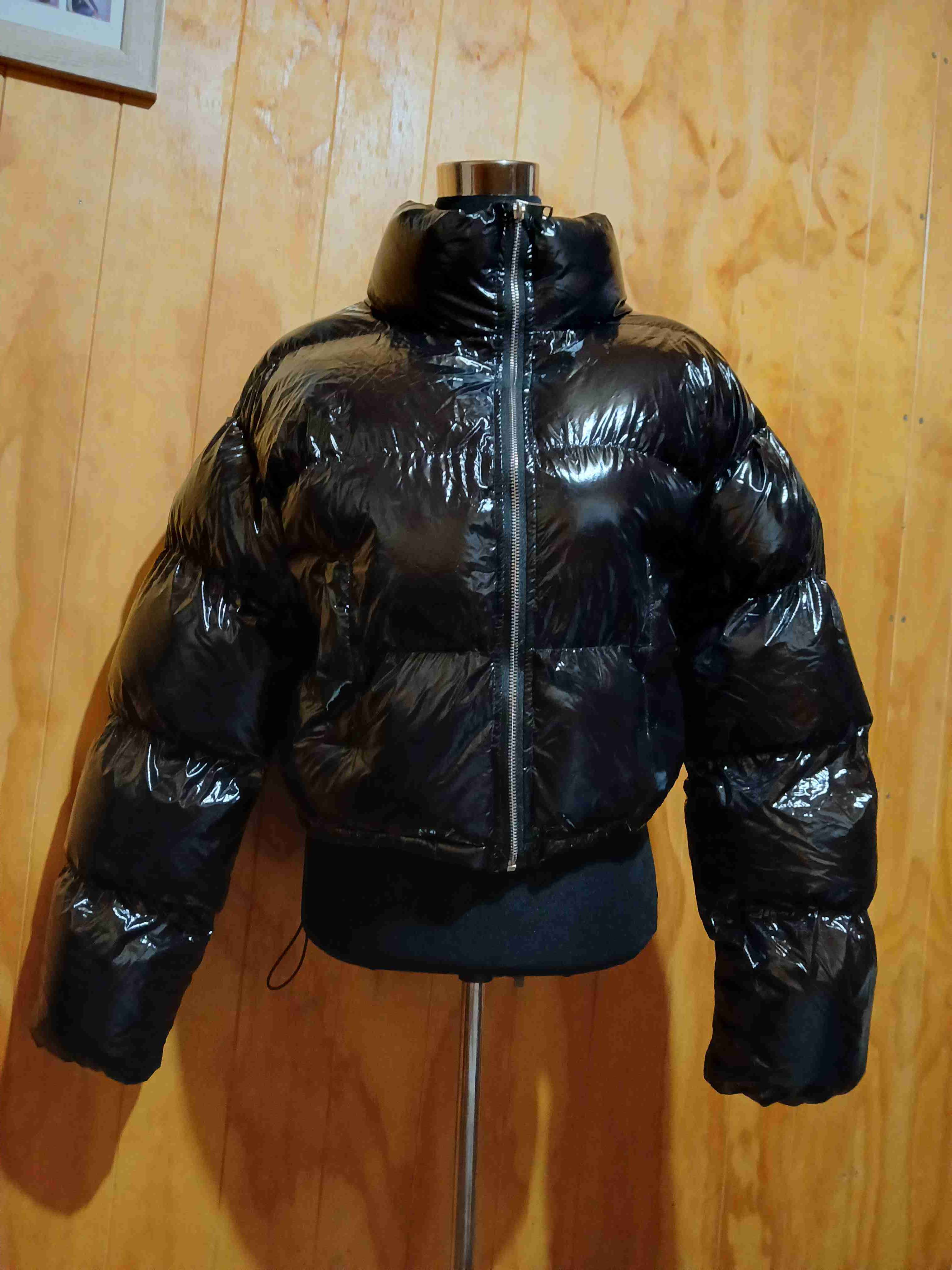 Chaqueta acolchada negra brillante