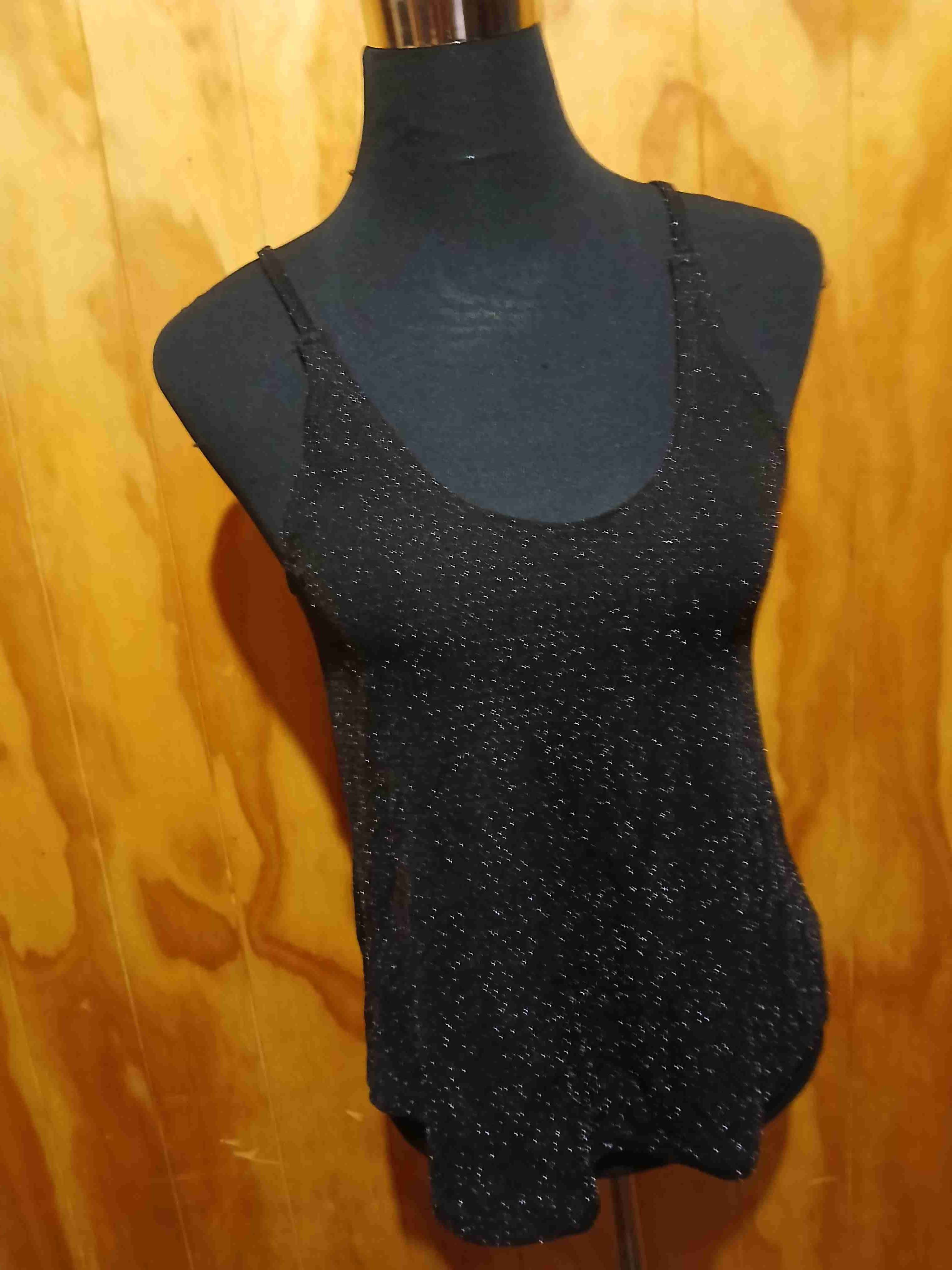 Top negro con brillo