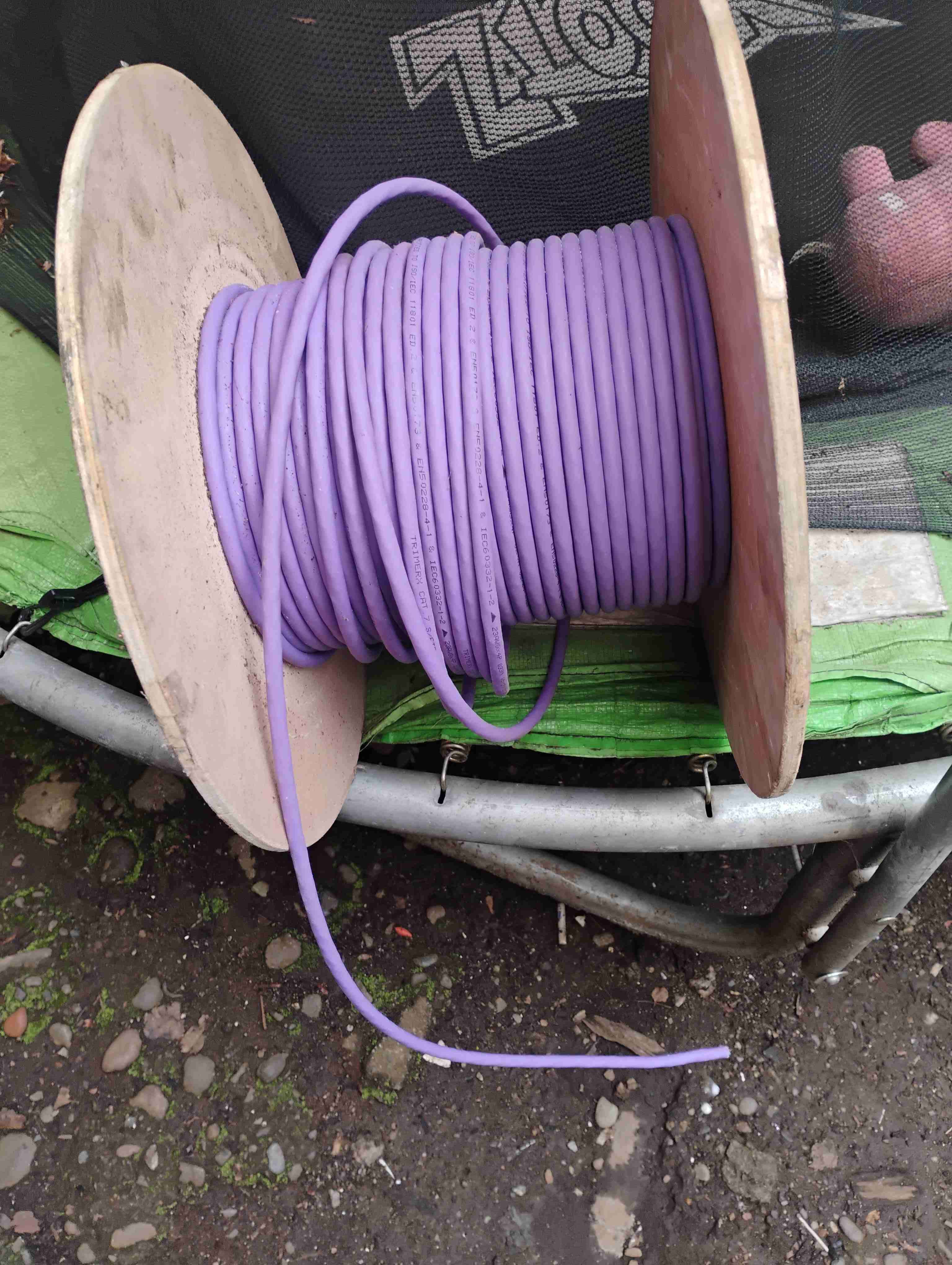 Carrete de cable de datos morado