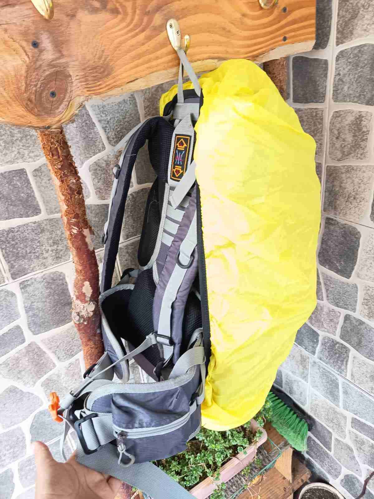 Mochila de senderismo con funda amarilla