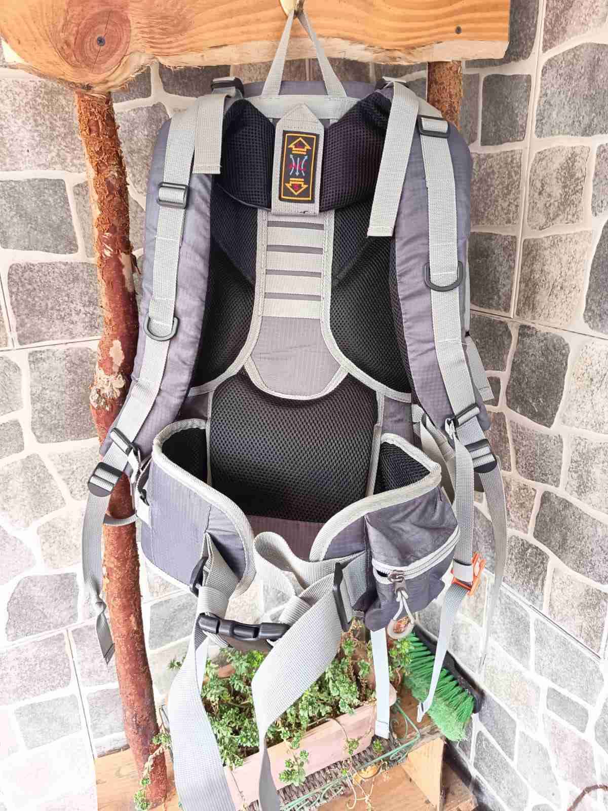 Mochila de senderismo con funda amarilla - miniatura 2