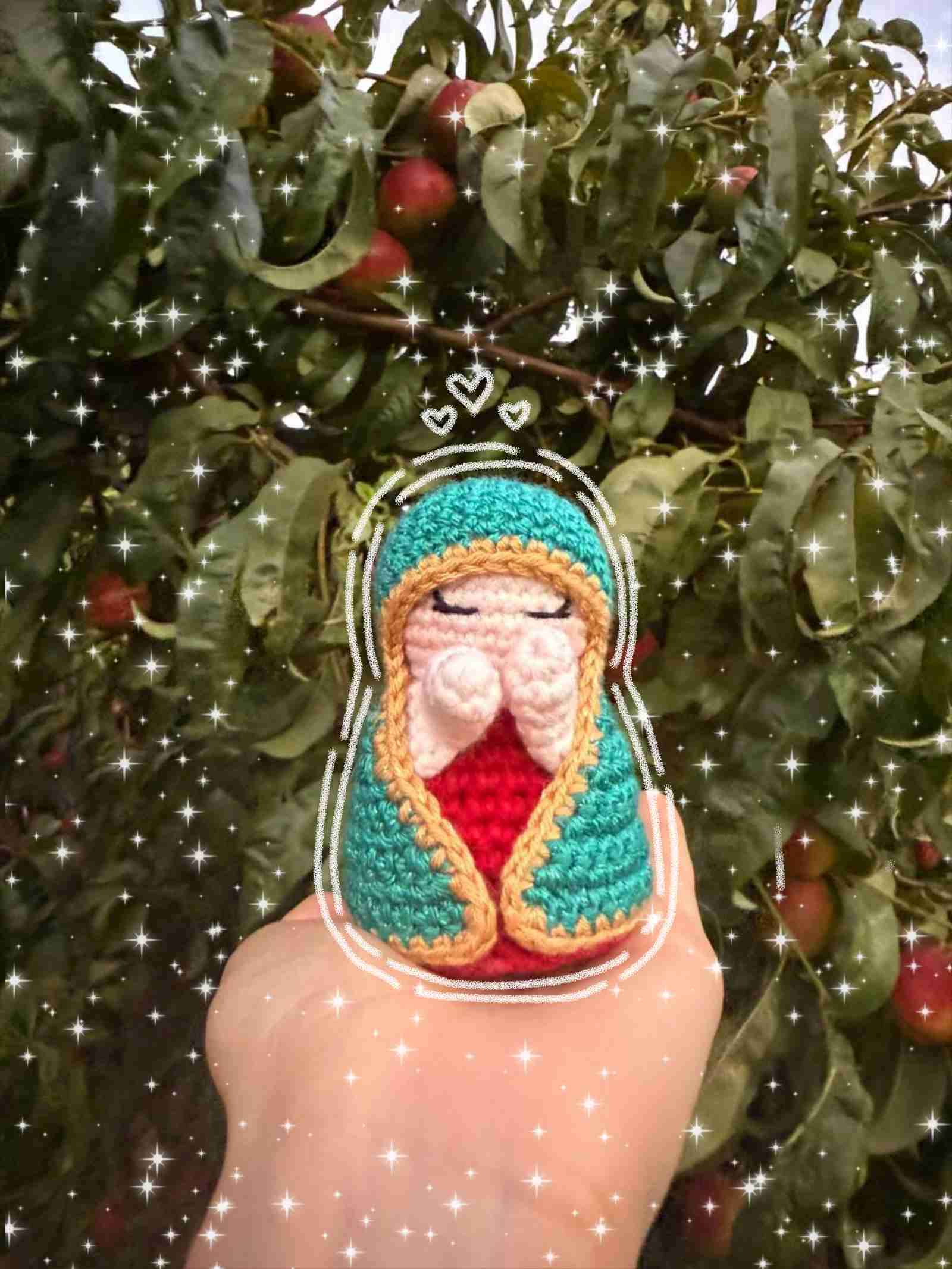 Figura tejida de Virgen María puede ser llavero