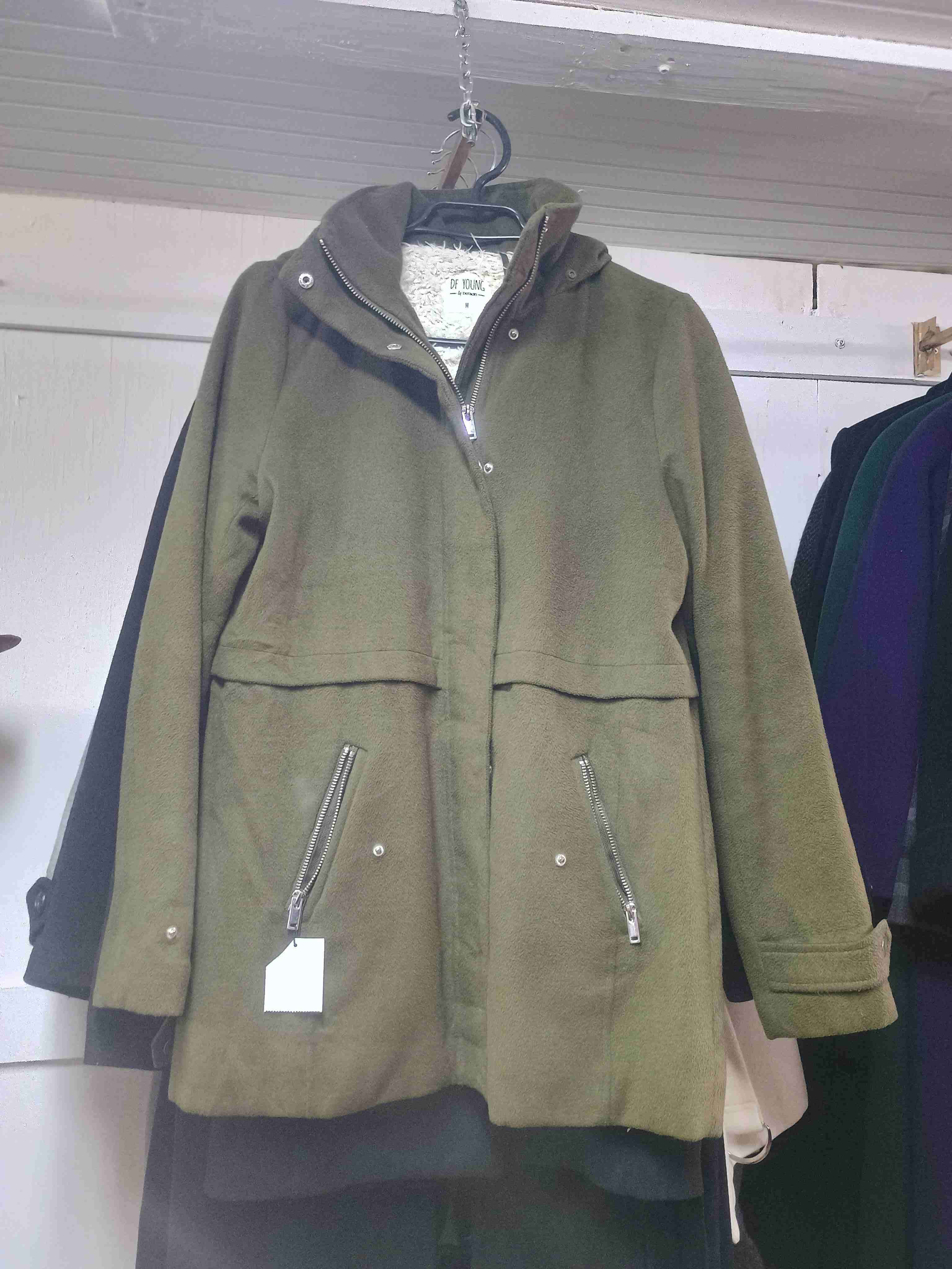 Abrigo verde con capucha