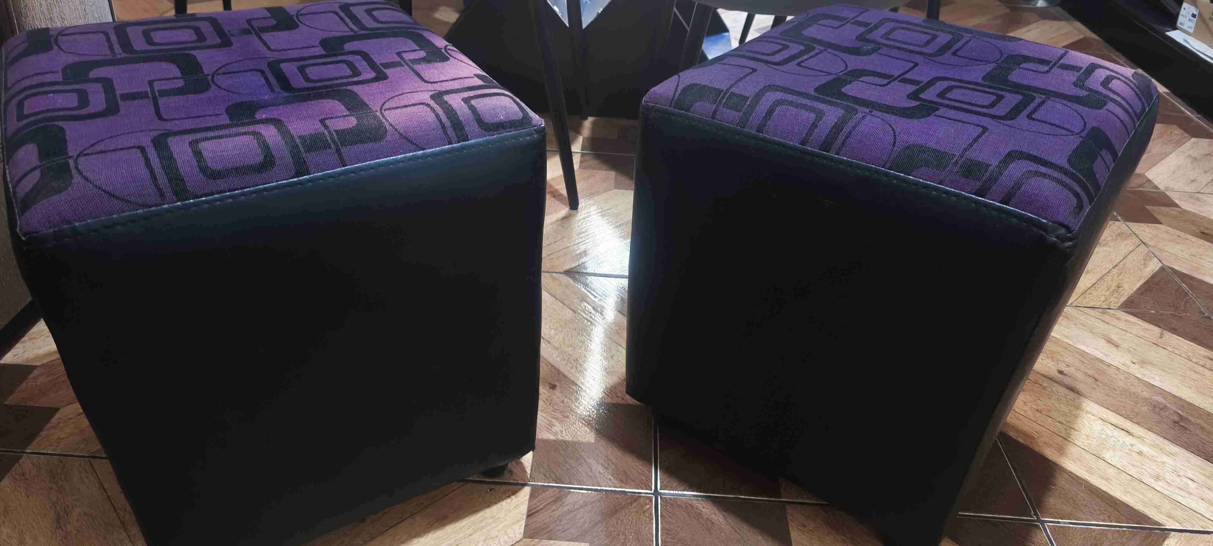 Pufs tapizados morados