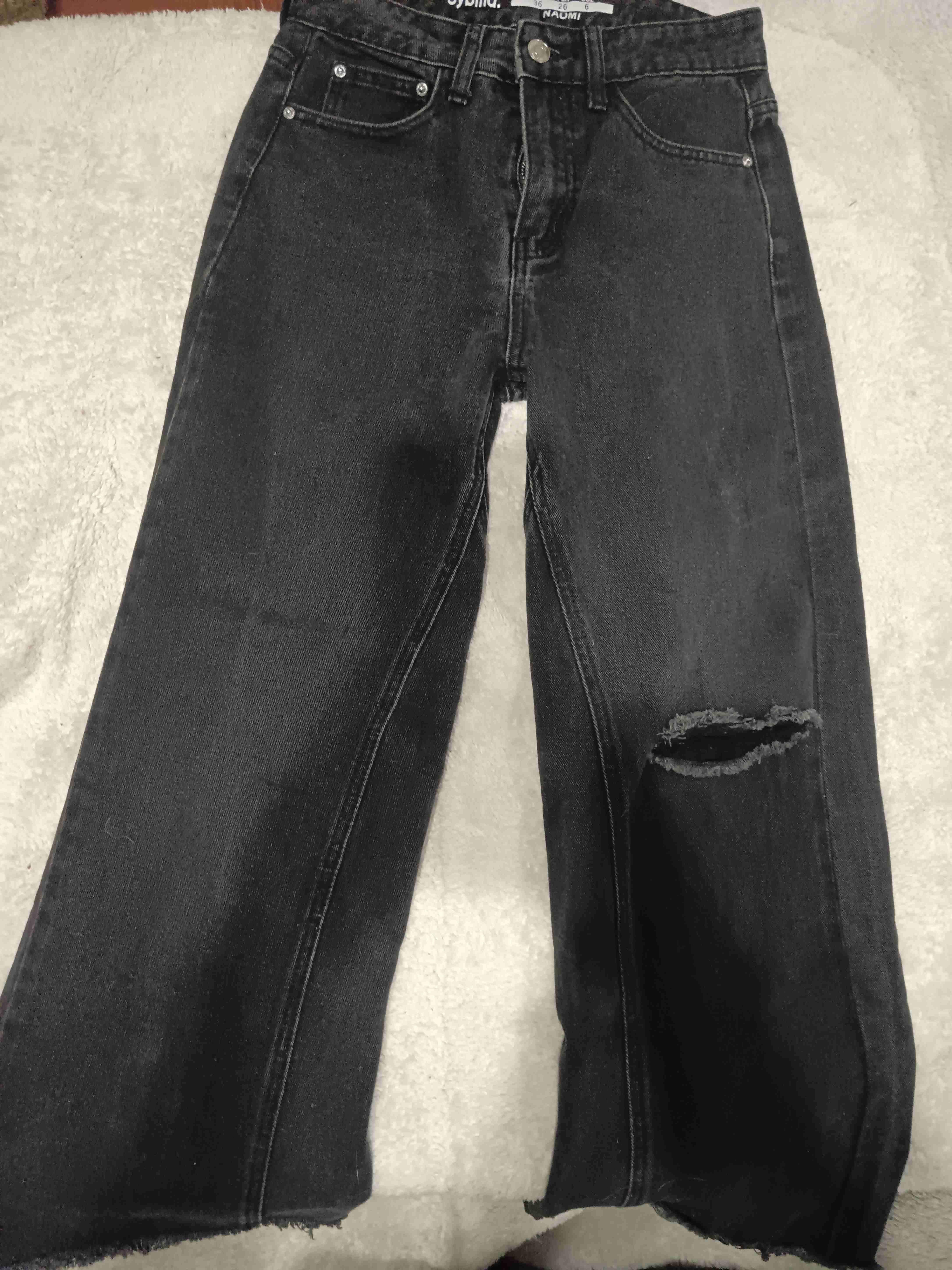 Jeans negros con detalle rasgado