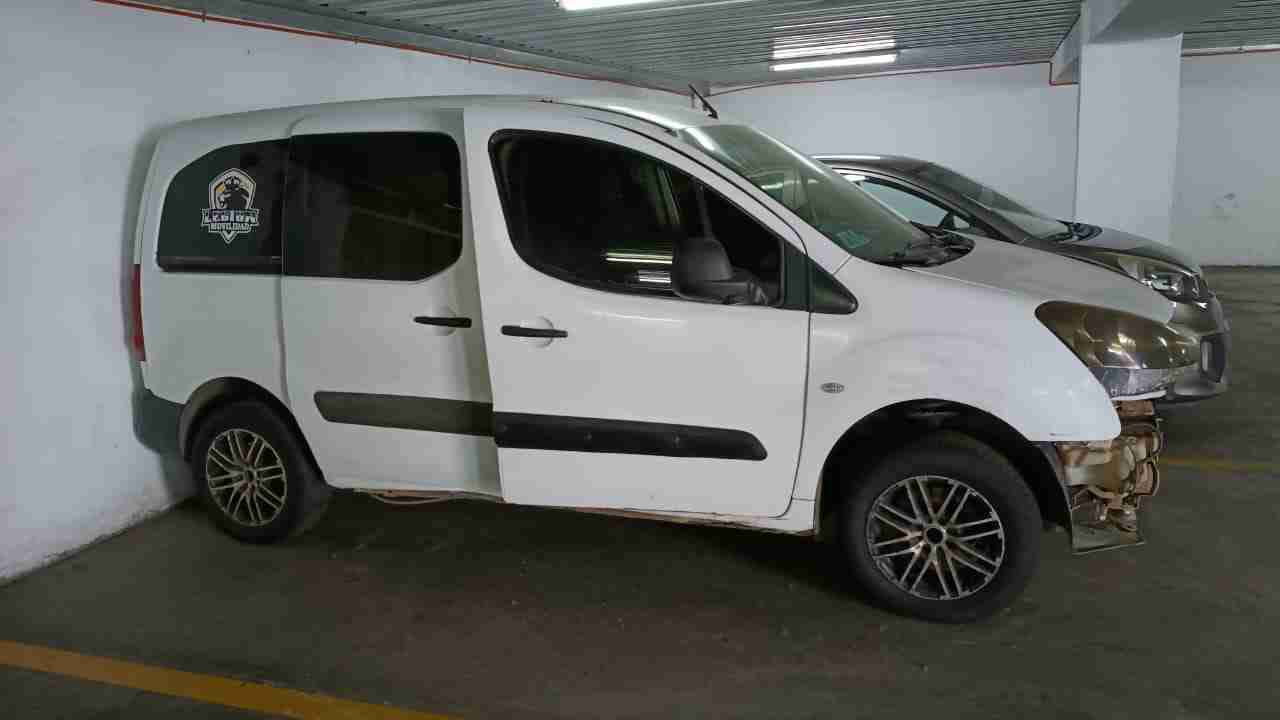 Van desmontada para repuestos - miniatura 2