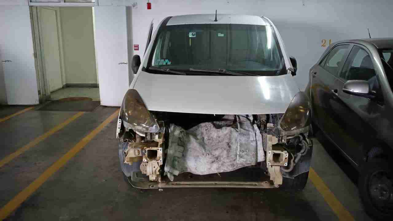 Van desmontada para repuestos - miniatura 3