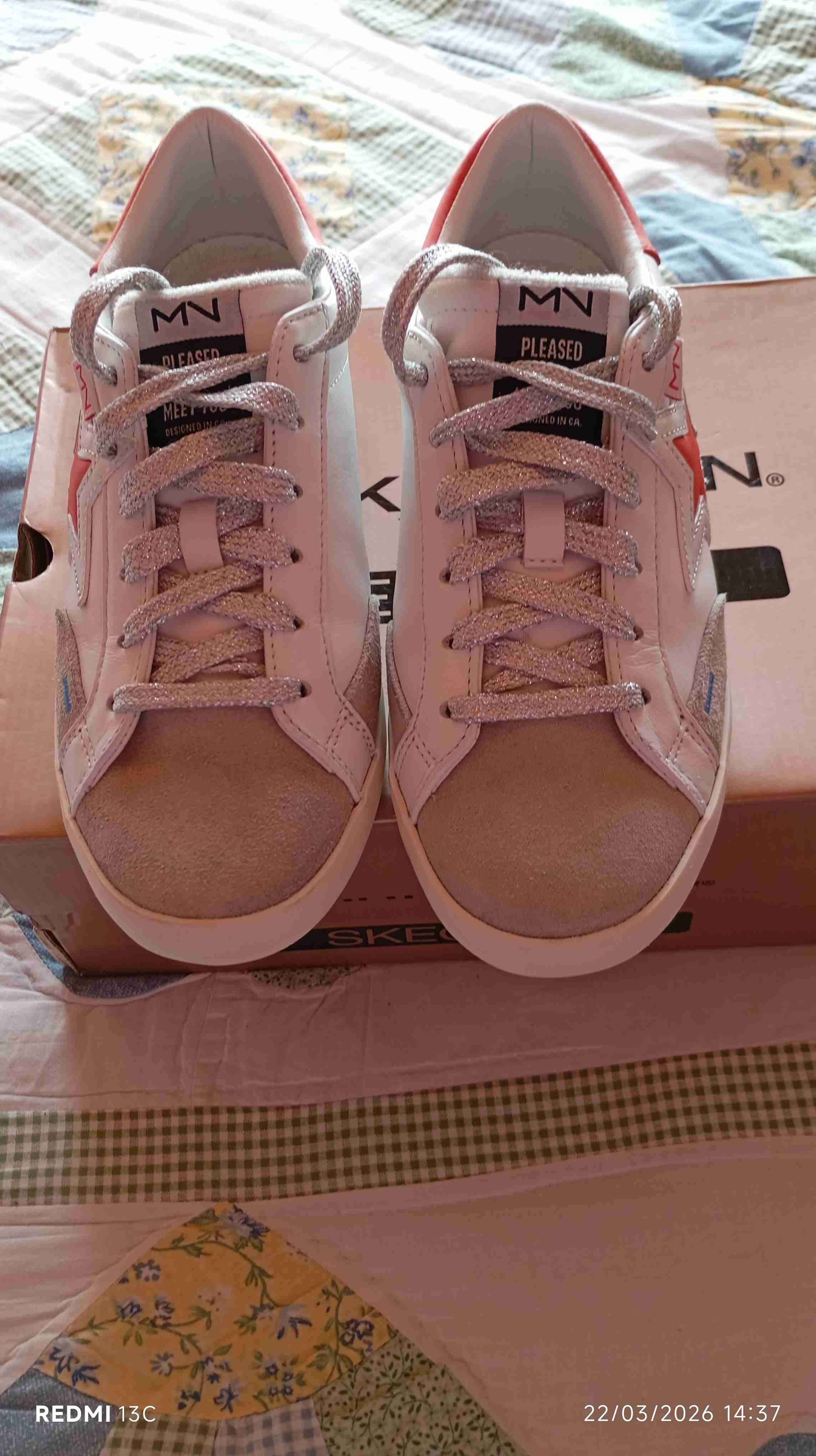 Zapatillas blancas con detalles rojos