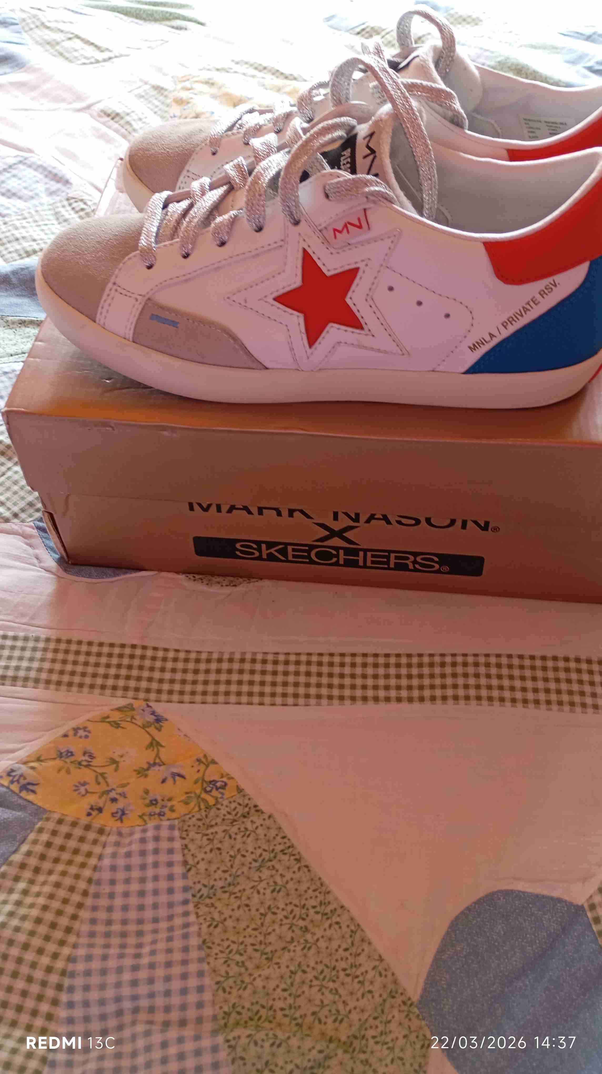 Zapatillas blancas con detalles rojos - miniatura 2