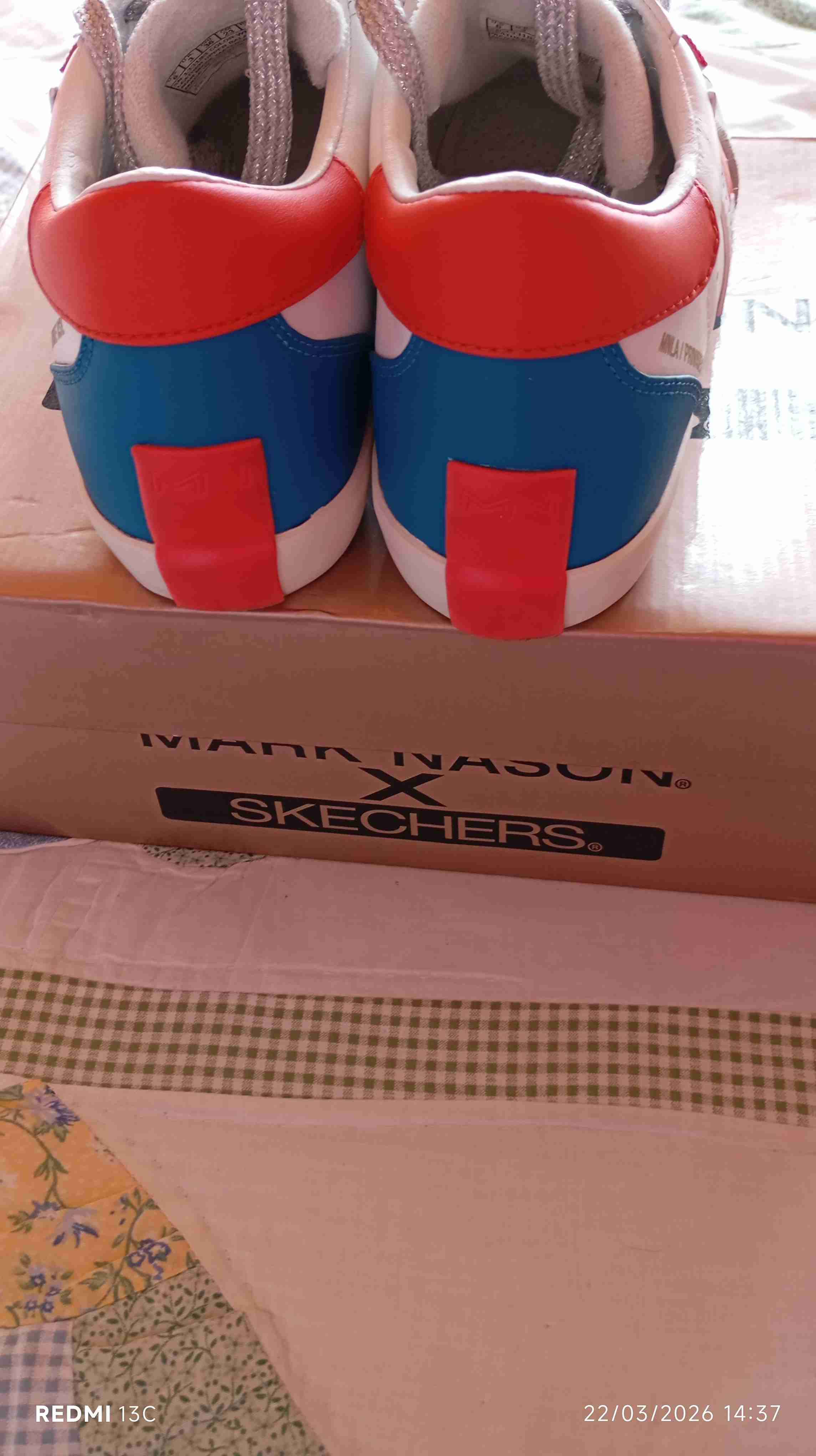 Zapatillas blancas con detalles rojos - miniatura 3