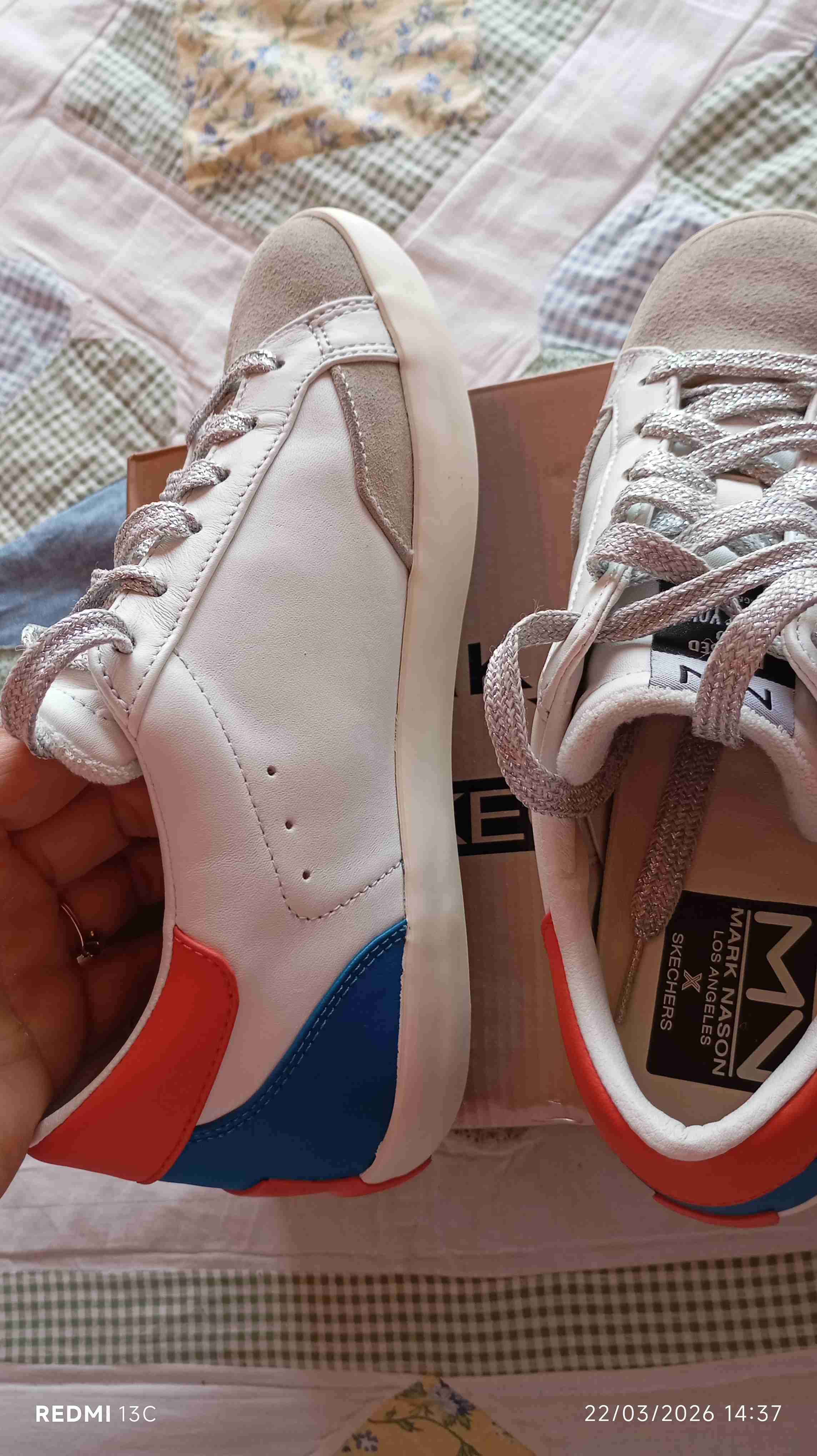 Zapatillas blancas con detalles rojos - miniatura 4