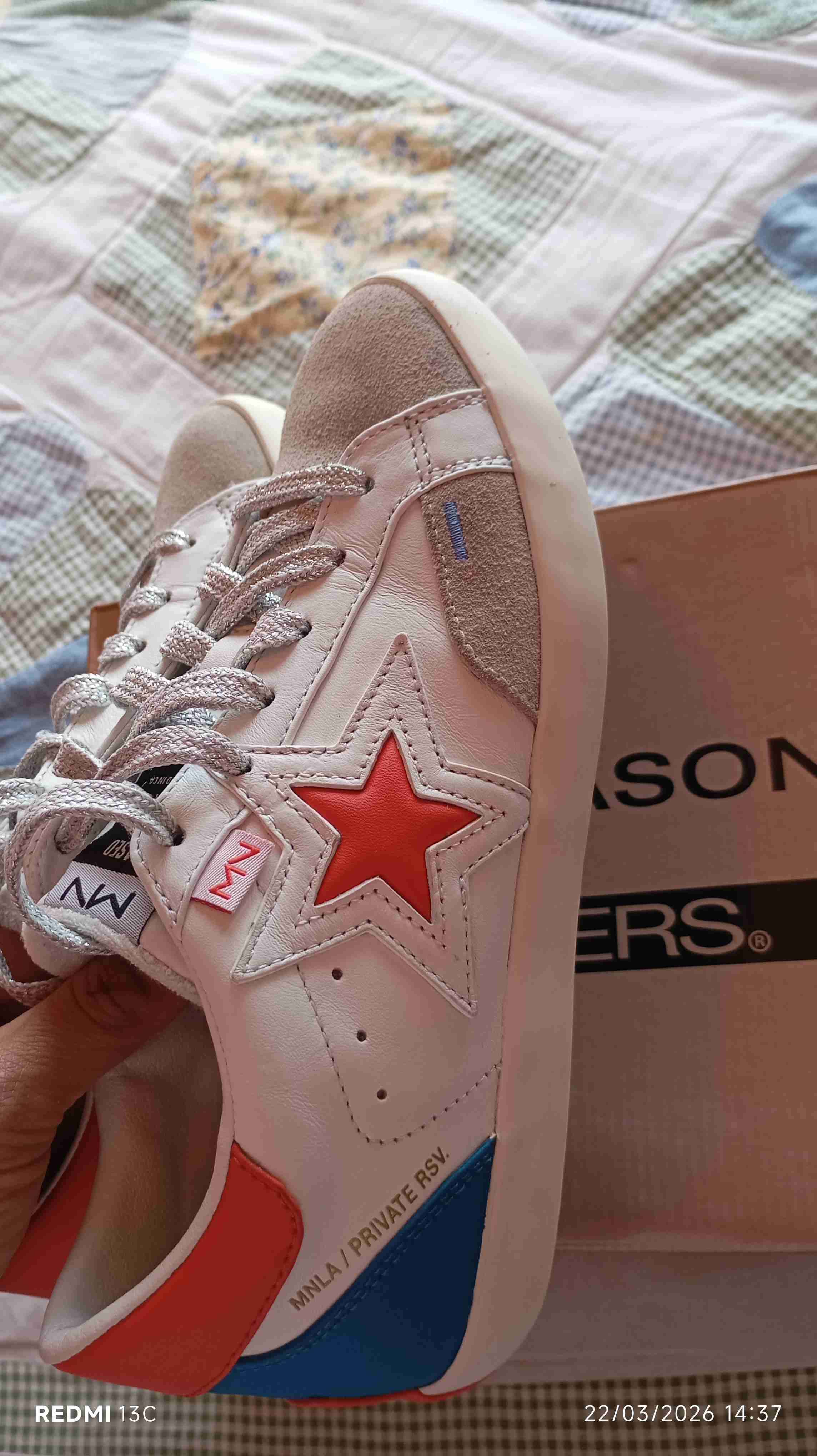 Zapatillas blancas con detalles rojos - miniatura 5