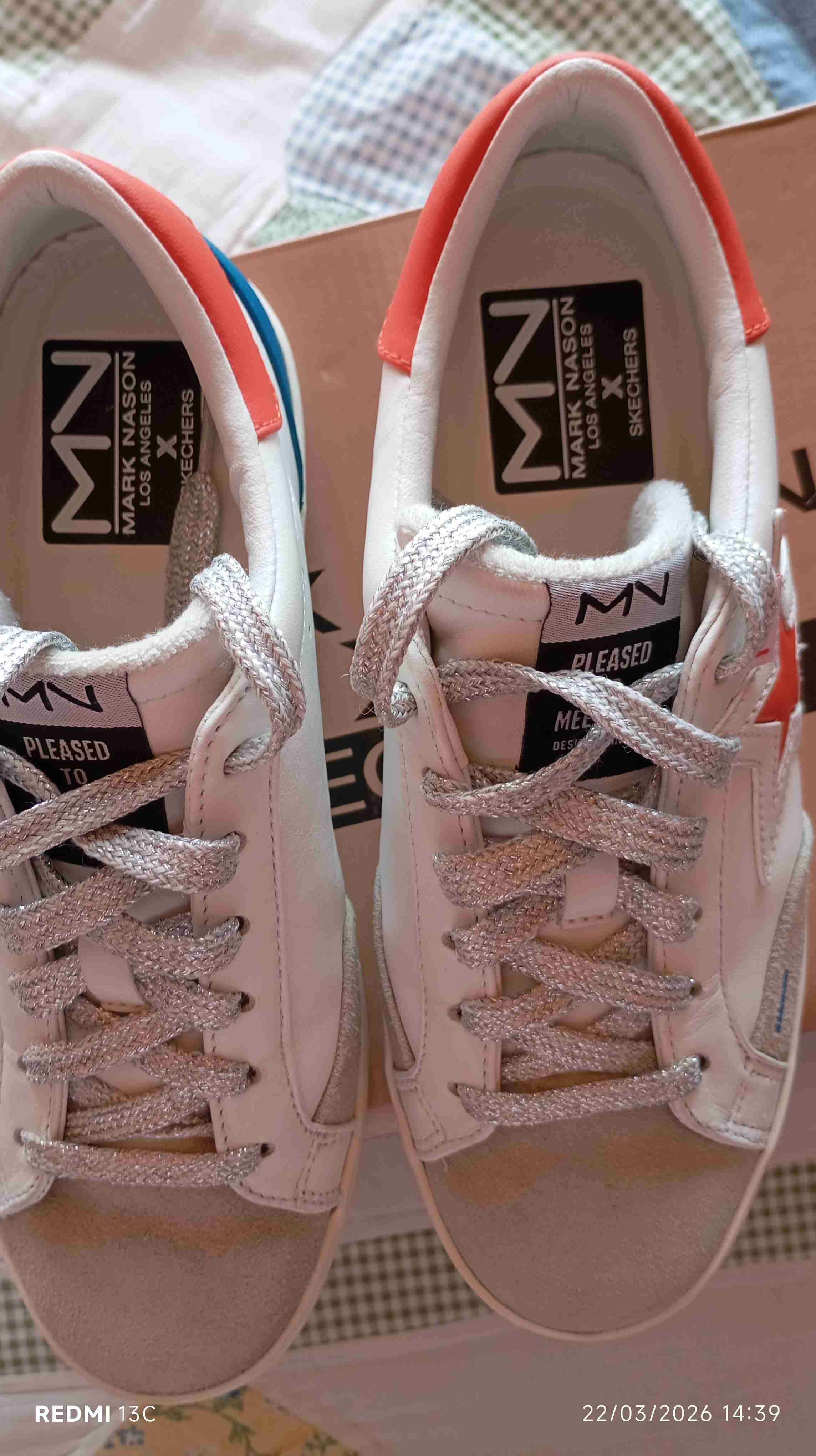 Zapatillas blancas con detalles rojos - miniatura 6