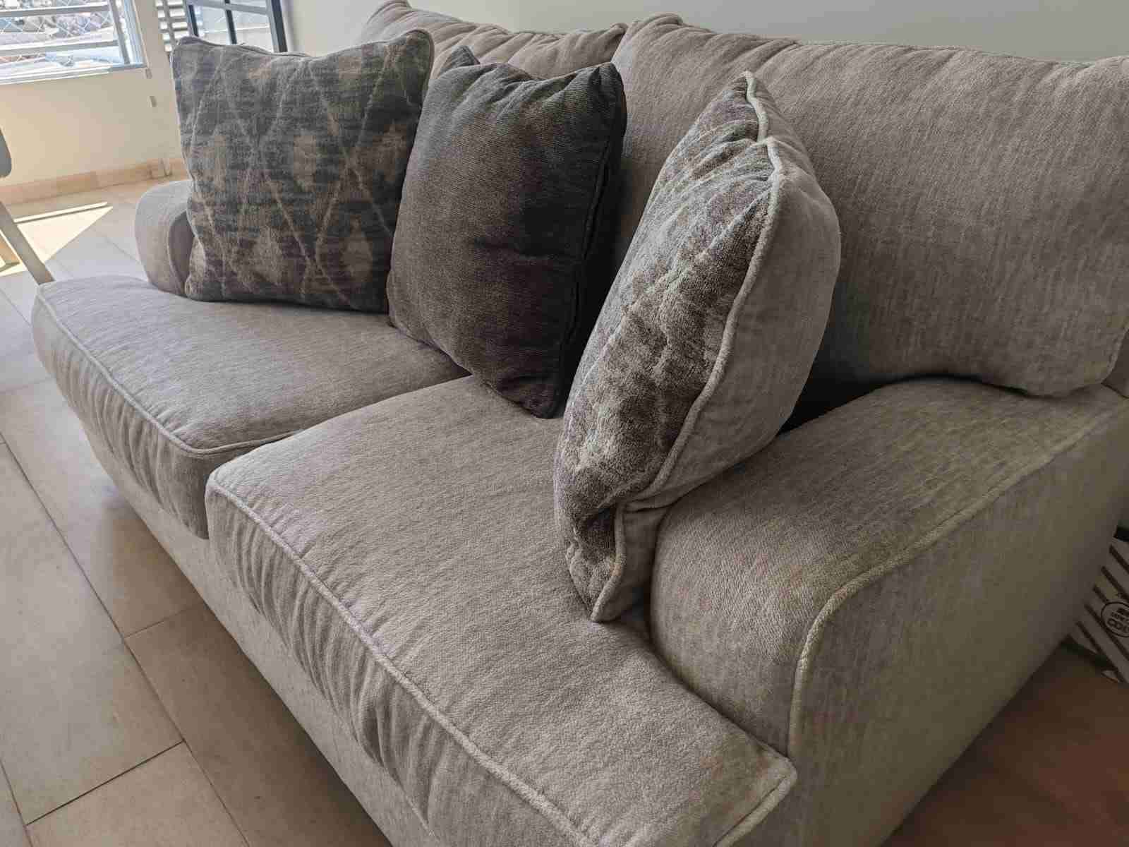 Sofá beige con cojines decorativos - 2