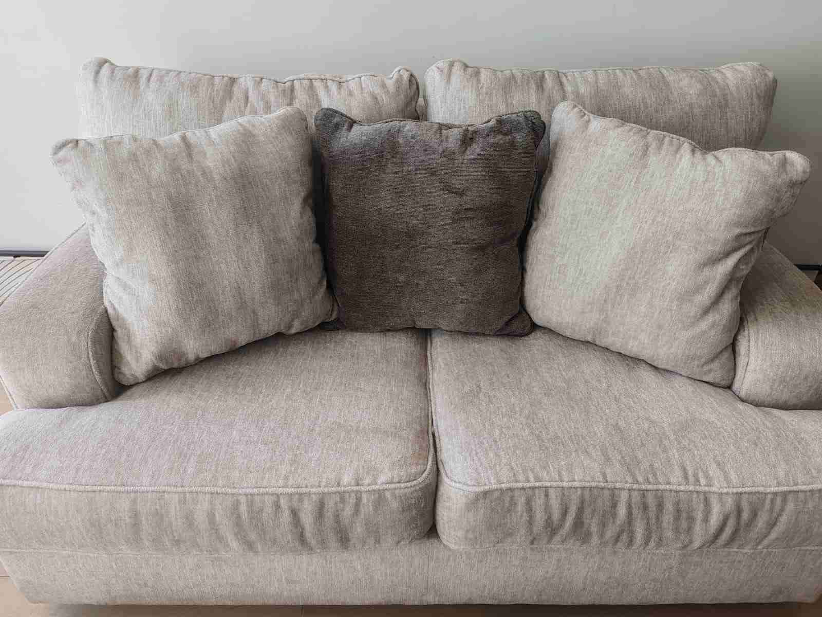 Sofá beige con cojines decorativos - 3