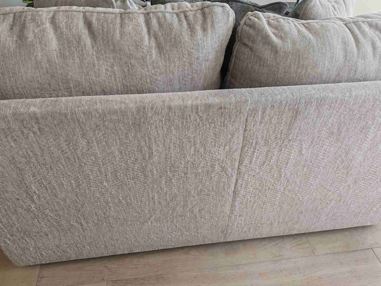 Sofá beige con cojines decorativos - 4