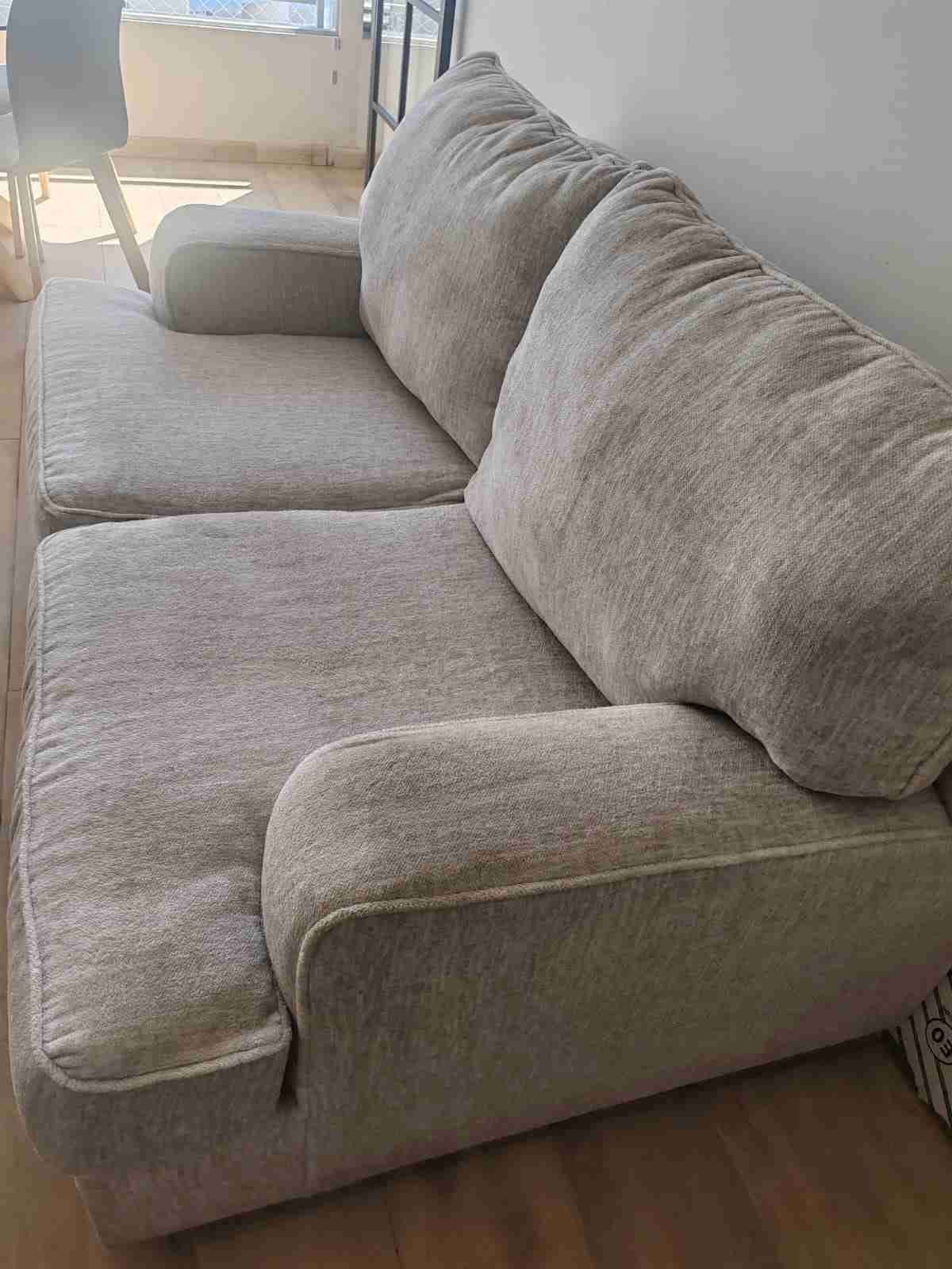 Sofá beige con cojines decorativos - 5