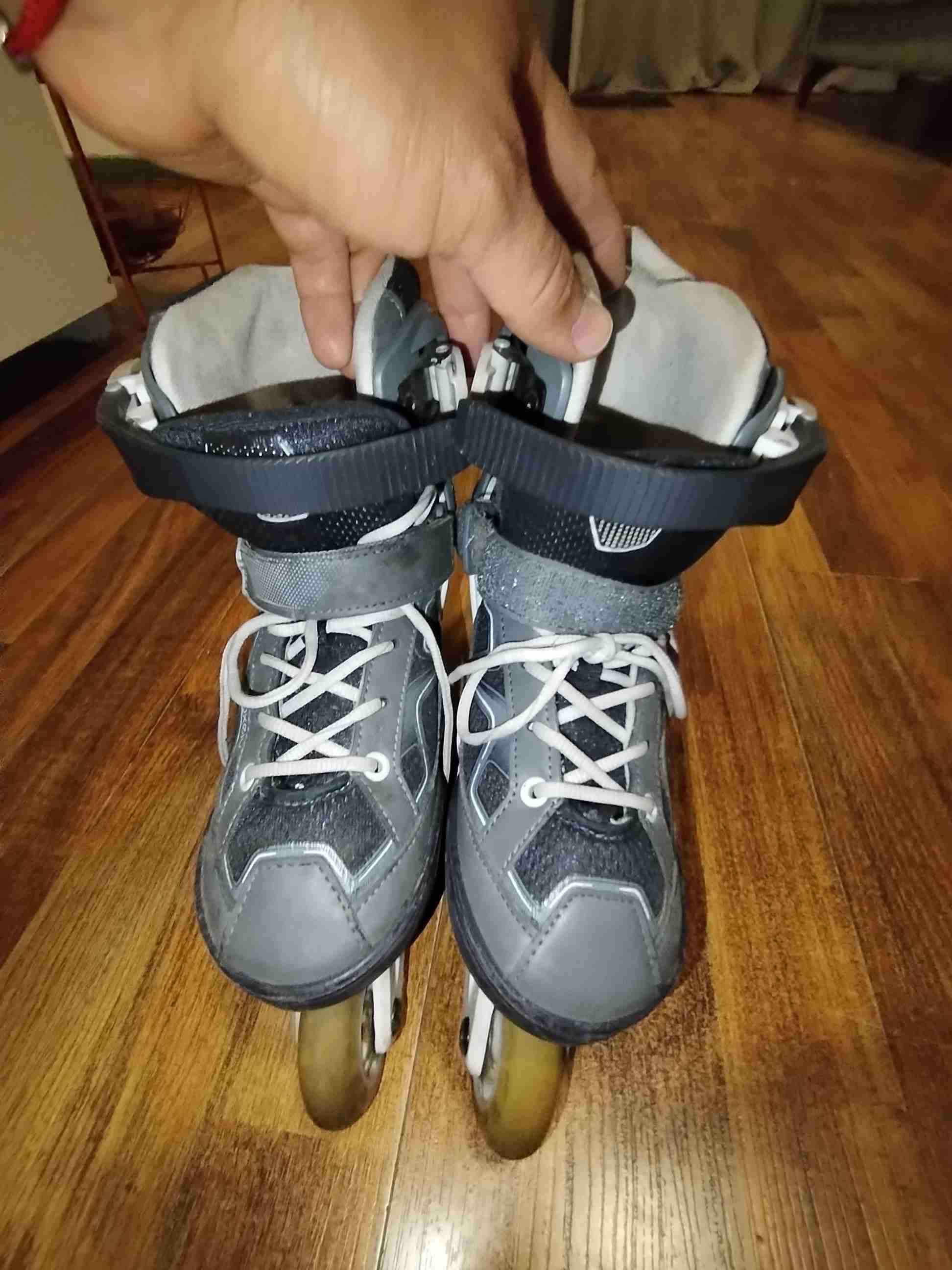 Patines en línea grises