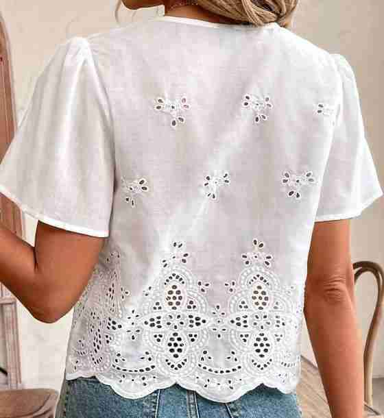 Blusa blanca de encaje floral