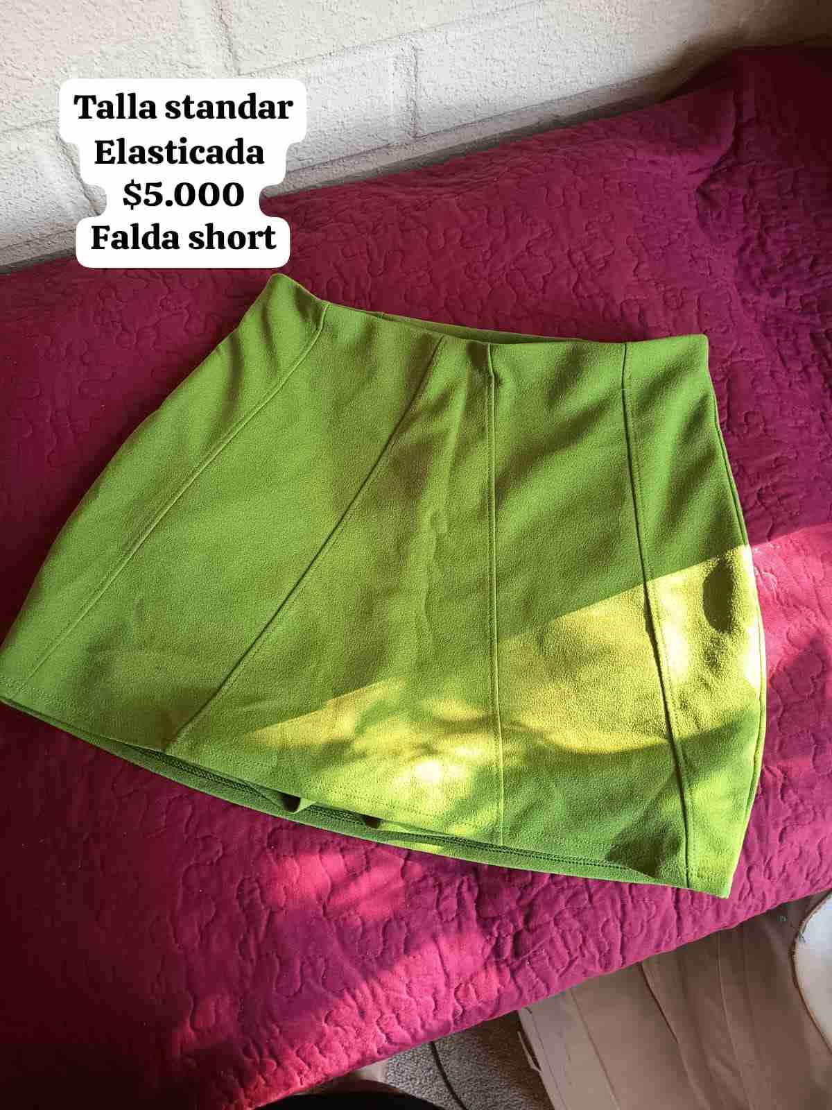 Falda short verde elástica
