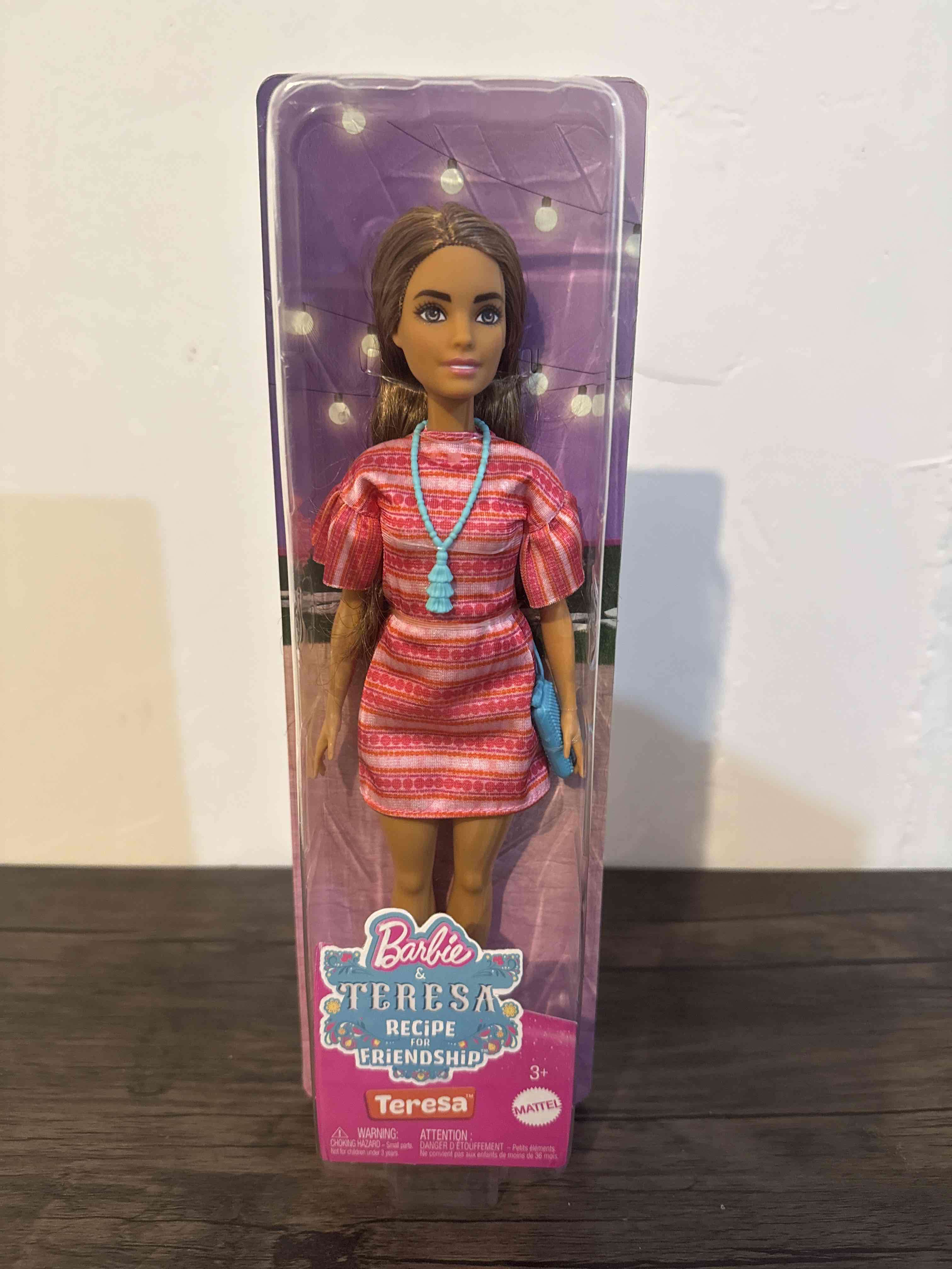 Muñeca Barbie Teresa en caja