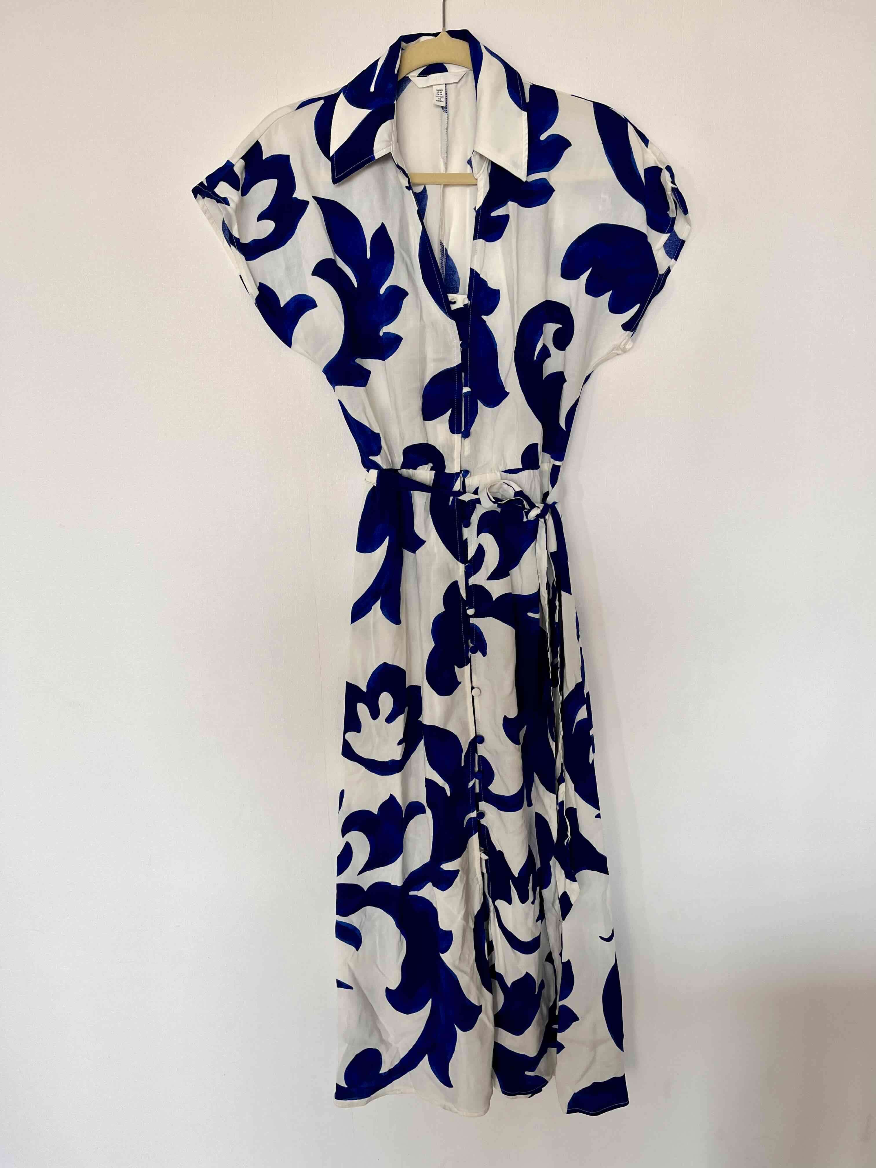 Vestido blanco con estampado azul